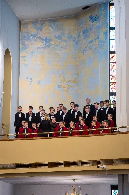 W niedzielę, 18 grudnia 2022 roku, podczas uroczystej Mszy Świętej o godz. 12.00 w Katedrze Rzeszowskiej do grona chórzystów Katedralnego Chóru Chłopięco-Męskiego Pueri Cantores Resovienses dołączyło 20 najmłodszych chłopców.
„Młodziki”, bo tak są nazywani przez starszych kolegów, złożyli przyrzeczenie, że będą godnie reprezentować brać chóralną i śpiewać na chwałę Pana.
Najmłodsi kandydaci na chórzystów zostali wyłonieni podczas rekrutacji prowadzonej przez poprzedniego dyrygenta, Marcina Florczaka, w rzeszowskich szkołach podstawowych jeszcze na wiosnę. Od razu rozpoczęli próby. Intensywnie przez tydzień ćwiczyli swoje głosy razem ze starszymi kolegami podczas corocznego Muzycznego Obozu Szkoleniowo-Wypoczynkowego we Frysztaku, który odbył się początkiem lipca. W wolnych chwilach uczestniczyli w wycieczkach i zajęciach sportowych. Mieli okazję poznać kolegów z chóru i lepiej się poznać.
Obecnie dyrygentkami Katedralnego Chóru Chłopięco-Męskiego Pueri Cantores Resovienses są: Edyta Kotula i Angela Pacuta. 
Po Mszy Świętej Chór wraz z ks. Krzysztofem Gołąbkiem – proboszczem Katedry oraz ks. Julianem Wybrańcem – duszpasterzem Chóru z ramienia biskupa diecezji rzeszowskiej, a także dyrygentkami: Edytą Kotulą i Angelą Pacutą, na stopniach ołtarza Rzeszowskiej Katedry pozował do wspólnego zdjęcia. Następnie chórzyści udali się do sali Jana Pawła II na słodki poczęstunek. 
Za piękne zdjęcia dziękujemy: Fotografia Jola Warchoł