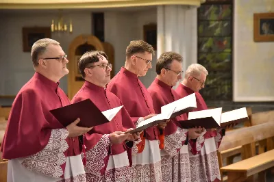 W Katedrze Rzeszowskiej podczas I Nieszporów Uroczystości św. Józefa Oblubieńca NMP odbył się obrzęd instalacji nowych kanoników Kapituły Katedralnej w Rzeszowie. Liturgii Nieszporów przewodniczył ks. Krzysztof Gołąbek, proboszcz Katedry i prepozyt Kapituły Katedralnej, który wygłosił również homilię. Uroczystości rozpoczęły się od odczytania przez ks. Gołąbka dekretu bp. Jana Wątroby o włączeniu nowych członków do grona Kapituły. Następnie nowi kanonicy złożyli wyznanie wiary oraz przysięgę wierności przy obejmowaniu urzędu wykonywanego w imieniu Kościoła.

Do grona kanoników katedralnych dołączyli: ks. dr Paweł Synoś – Wikariusz Biskupi do spraw duchowieństwa diecezjalnego, ks. Prałat dr Piotr Tarnawski – Sekretariat Stanu Stolicy Apostolskiej, ks. dr Marek Story – Dykasteria Nauki Wiary w Watykanie, ks. dr Stanisław Kamiński – Wikariusz Biskupi do spraw życia konsekrowanego, proboszcz Parafii św. Józefa w Głogowie Małopolskim, ks. kanonik Stanisław Jamiński – proboszcz Parafii NNMP w Rzeszowie – Staroniwa, ks. kanonik Tadeusz Pindara – proboszcz Parafii Matki Bożej Częstochowskiej w Rzeszowie, ks. dr Przemysław Drąg – proboszcz Parafii pw. Trójcy Przenajświętszej w Głogowie Małopolskim.

W diecezji rzeszowskiej istnieje kapituła katedralna i cztery kapituły kolegiackie: biecka, jasielska, kolbuszowska i strzyżowska. Historycznie kanonicy byli księżmi stanowiącymi grupę skupioną wokół biskupa miejsca, których zadaniem było pomaganie mu w zarządzaniu lokalnym Kościołem. Obowiązani byli określoną regułą, czyli kanonem praw, stąd właśnie pochodzi nazwa kanonik.

Poszczególne kapituły mają swoje charakterystyczne stroje, którymi wyróżniają się od pozostałych duchownych. Strojem kanoników kapitulnych jest sutanna z obszywkami i guzikami koloru fioletowego, pas fioletowy, następnie rokieta, mucet (fioletowa pelerynka) lub mantolet oraz łańcuch z dystynktorium. Fot. ks. Jakub Oczkowicz