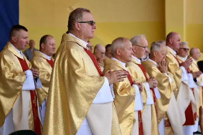 „Wierność ideałom jest gwarantem tego, że nie pogubimy się życiowo, nie skompromitujemy się i w naszym polskim domu będziemy gospodarzami, a nie najemnikami” – mówił podczas Dożynek Diecezjalnych bp Edward Białogłowski. 28 sierpnia 2022 r. do Parku Papieskiego w Rzeszowie przyjechało ponad 60 delegacji z wieńcami.

Do Parku Papieskiego w Rzeszowie przyjechało ponad 60 delegacji z parafii diecezji rzeszowskiej z wieńcami żniwnymi. Tegoroczną obsługę dożynek, w tym przygotowanie liturgii, zapewnili wierni i duszpasterze z Diecezjalnego Sanktuarium św. Józefa w Rzeszowie i dekanatu Rzeszów Północ. Przed Mszą św. odbył się program słowno-muzyczny w wykonaniu Diakonii Muzycznej z parafii św. Józefa w Rzeszowie.

Przed rozpoczęciem Mszy św. ks. Jerzy Uchman, diecezjalny duszpasterz rolników, przywitał przybyłych do Rzeszowa rolników, ogrodników, sadowników i pszczelarzy, wśród nich starostów dożynek: Aleksandrę i Bartłomieja Kędziorów z parafii pw. św. Józefa w Rzeszowie, a także obecnych na Mszy św. parlamentarzystów, władze państwowe i samorządowe, służby mundurowe oraz poczty sztandarowe.

Eucharystii przewodniczył bp Kazimierz Górny. W koncelebrze uczestniczył bp Edward Białogłowski, ks. infułat Wiesław Szurek oraz blisko dwudziestu księży.

Homilię wygłosił bp Edward Białogłowski.

„Dziękujemy Bogu za rolników, którzy mimo różnych trudności i przeciwności, które dotykają polską wieś, trwają przy rodzinnych gospodarstwach. Pochylają się nad rolą, która wydaje chleb i różne rośliny, warzywa, owoce i kwiaty. Dziękujemy wam, gospodynie i gospodarze, starsi i młodzi, za troskę i bezpieczeństwo żywnościowe naszego kraju oraz za zapasy żywnościowe, które są sprzedawane do innych krajów, a także wspomagają naszych sąsiadów borykających się, czy uciekających ze swojego kraju przed wojną do naszej ojczyzny, aby znaleźć tutaj bezpieczny kąt” – mówił bp Edward Białogłowski.

Biskup Białogłowski kierując do zebranych słowa zachęty pytał:

„Czy wasze domu rozbrzmiewają codzienną modlitwą dziękczynną i błagalną? Czy niedziela dla waszych domowników jest dniem świętym, z udziałem we Mszy św., z rodzinnym posiłkiem, z rozmową o waszej rodzinie, o jej troskach i radościach, o gospodarstwie, jego przyszłości i o przyszłości naszej ojczyzny? Zapalajcie ducha młodego pokolenia do życia ideałami: Bóg, honor, ojczyzna (…) Wierność ideałom jest gwarantem tego, że nie pogubimy się życiowo, nie skompromitujemy się i w naszym polskim domu będziemy gospodarzami, a nie najemnikami” – mówił bp Białogłowski.

Po błogosławieństwie poszczególne delegacje zaprezentowały swoje wieńce.

ks. Jakub Nagi
fot. ks. Tomasz Nowak