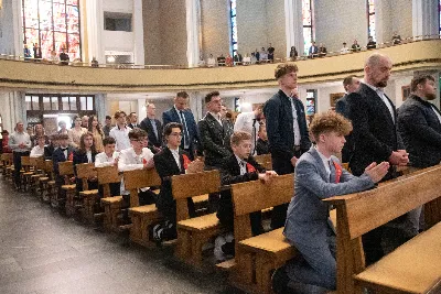 9 kwietnia w Katedrze 42 młodych osób z parafii katedralnej oraz 14 parafii Matki Bożej Częstochowskiej w Rzeszowie (Drabinianka) otrzymało sakrament bierzmowania, którego udzielił bp Jan Wątroba.
Przygotowania młodzieży trwały 2 lata, a odbywały się pod okiem ks. Krzysztofa, ks. Pawła, ks. Szczepana, s. Ewy oraz pani Agnieszki i obejmowały m.in. katechezy, spotkania formacyjne, a także przystąpienie do sakramentu pokuty. We wtorkowy wieczór kandydaci wraz ze swoimi świadkami, rodzicami, chrzestnymi czy też dziadkami zgromadzili się w Katedrze, by prosić o dary Ducha Świętego, umacniające w mężnym wyznawaniu wiary i postępowaniu według jej zasad.
Wszystkich zgromadzonych w świątyni przywitał ks. Krzysztof Gołąbek – proboszcz parafii katedralnej. Mszę Świętą koncelebrowali także ks. Tadeusz Pindara – proboszcz parafii Matki Bożej Częstochowskiej oraz kapłani posługujący w obydwu parafiach.
Następnie prośbę o udzielenie sakramentu bierzmowania zgromadzonym młodym oraz o modlitwę skierowali do Księdza Biskupa rodzice kandydatów.
W homilii bp Jan zachęcił młodych, aby w tym wyjątkowym dniu obrali Ducha Świętego za życiowego przewodnika towarzszącego im przy ważnych wyborach czy podchodzeniu do egzaminów – także tych życiowych. Wyjaśnił również znaczenie imienia Ducha Świętego – Paraklet – które tłumaczone z jęz. greckiego oznacza obrońcę, adwokata – nigdy prokuratora, nawet nie sędziego.
Będziecie moimi świadkami, gdy was umocni Duch Święty – mówi Pan Jezus. Niech nie będzie niedzieli i uroczystości bez udziału we Mszy Świętej – to jest moment dawania świadectwa. Właśnie przez zaangażowane, pełne uczestnictwo w najpiękniejszej modlitwie, jaką ma Kościół, czyli w Mszy Świętej, zdacie egzamin ze swojej dojrzałości chrześcijańskiej.
Na koniec celebrans odwołał się do obchodzonej poprzedniego dnia Uroczystości Zwiastowania Pańskiego i postawy Maryi wobec planu Bożego w Jej życiu oraz drogi, przez którą prowadził Ją Duch Święty. Podkreślił, że właśnie Maryja uczy, jak być uczennicą Ducha Świętego.
Po homilii miało miejsce odnowienie przyrzeczeń chrzcielnych. Następnie odbyła się najważniejsza część uroczystości – modlitwa Księdza Biskupa oraz namaszczenie krzyżmem każdego kandydata.
Sakrament bierzmowania jest koniecznym dopełnieniem sakramentu chrztu i wiąże się również z obraniem konkretnego patrona, którego życie i przymioty są wzorem dla młodego człowieka otrzymującego Ducha Świętego. Kandydat do bierzmowania ma więc okazję wybrać sobie świętego czy błogosławionego, którego droga do świętości najbardziej go zachwyciła. Może być to patron, którego imię nosi już od chrztu; może też wybrać sobie drugiego patrona. 
W związku z tym podczas namaszczenia krzyżmem biskup zwraca się do bierzmowanego nowo wybranym imieniem.
Po liturgii sakramentu bierzmowania miała miejsce modlitwa powszechna i liturgia eucharystyczna. Na koniec młodzi złożyli podziękowania Księdzu Biskupowi, Księżom Proboszczom oraz wszystkim, którzy poprzez swój wkład, posługę i zaangażowanie przyczynili się do przygotowania oraz przeżycia tej wyjątkowej uroczystości. Pamiątką było wspólne zdjęcie po zakończonej Mszy Świętej.
Posługę muzyczną w czasie uroczystości pełniła Katedralna Schola Liturgiczna pod dyrekcją ks. Juliana Wybrańca.

fot. Leszek Drzał
