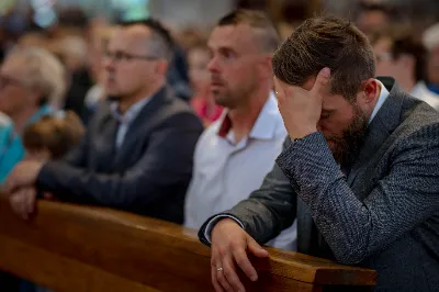 „Na swoje życie i swoje kapłaństwo trzeba popatrzeć w świetle Bożej miłości. Inaczej go nie pojmiemy ani my, ani ci, którzy będą na nas patrzeć” – mówił bp Jan Wątroba podczas Mszy św. z udzieleniem święceń prezbiteratu. 4 czerwca 2022 r. w kościele katedralnym jedenastu diakonów diecezji rzeszowskiej przyjęło sakrament kapłaństwa.
Do grona neoprezbiterów diecezji rzeszowskiej należą: ks. Sebastian Bełz z parafii w Nienadówce, ks. Krzysztof Lampart z parafii w Rudnej Wielkiej, ks. Mateusz Łachmanek z parafii w Lipinkach, ks. Karol Migut z parafii w Jasionce, ks. Marcin Murawski z parafii katedralnej w Rzeszowie, ks. Adrian Pazdan z parafii w Zagorzycach, ks. Tomasz Sienicki z parafii w Bieździedzy, ks. Dominik Świeboda z parafii w Palikówce, ks. Piotr Wąsacz z parafii bł. Władysława Findysza w Rzeszowie, ks. Mateusz Wojtuń z parafii w Święcanach oraz ks. Wiktor Zoła z parafii w Cieklinie.
Mszy św. przewodniczył i święceń udzielił bp Jan Wątroba. Eucharystię koncelebrowało około osiemdziesięciu księży, m.in: przełożeni Wyższego Seminarium Duchownego w Rzeszowie oraz proboszczowie i wikariusze z parafii rodzinnych neoprezbiterów. W Mszy św. uczestniczył abp Edward Nowak, bp Kazimierz Górny i bp Edward Białogłowski.
Zebranych w kościele katedralnym powitał ks. Krzysztof Gołąbek, proboszcz parafii.
W homilii bp Jan Wątroba nawiązał do słów z Ewangelii według św. Jana w których Chrystus tłumaczy co to znaczy być dobrym pasterzem. „Być kapłanem w Kościele Chrystusowym to znaczy mieć udział w Jego pasterskiej misji i stale upodabniać się do Dobrego Pasterza, który zna owce, karmi je, broni i jest gotów oddać życie dla ich dobra” – mówił hierarcha.
Po homilii odbył się obrzędy święceń: przyrzeczenie czci i posłuszeństwa Biskupowi Ordynariuszowi, Litania do Wszystkich Świętych podczas której kandydaci leżeli krzyżem, nałożenie rąk, modlitwa święceń oraz namaszczenie rąk krzyżmem i wręczenie chleba i wina. Podczas Liturgii Eucharystycznej nowo wyświęceni po raz pierwszy wyciągnęli dłonie nad chlebem i winem wypowiadając słowa konsekracji.
Na zakończenie Mszy św. ks. Tomasz Sienicki, podziękował w imieniu nowo wyświęconych wszystkim, którzy przyczynili się do przygotowania ich do kapłaństwa. Słowa wdzięczności, m.in. przełożonym Wyższego Seminarium Duchownego w Rzeszowie i rodzicom neoprezbiterów, wypowiedział bp Jan Wątroba. 
W drodze do zakrystii neoprezbiterzy zatrzymali się przy figurze Matki Bożej Fatimskiej zawierzając swoje kapłaństwo Matce Bożej.
W niedzielę, 5 czerwca, w Uroczystość Zesłania Ducha Świętego, neoprezbiterzy będą sprawować w swoich rodzinnych parafiach uroczyste Msze św. prymicyjne, a w najbliższych tygodniach otrzymają skierowania do parafii.

Fot. ks. Jakub Nagi oraz biala-wrona.pl
