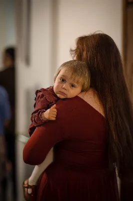 „Na swoje życie i swoje kapłaństwo trzeba popatrzeć w świetle Bożej miłości. Inaczej go nie pojmiemy ani my, ani ci, którzy będą na nas patrzeć” – mówił bp Jan Wątroba podczas Mszy św. z udzieleniem święceń prezbiteratu. 4 czerwca 2022 r. w kościele katedralnym jedenastu diakonów diecezji rzeszowskiej przyjęło sakrament kapłaństwa.
Do grona neoprezbiterów diecezji rzeszowskiej należą: ks. Sebastian Bełz z parafii w Nienadówce, ks. Krzysztof Lampart z parafii w Rudnej Wielkiej, ks. Mateusz Łachmanek z parafii w Lipinkach, ks. Karol Migut z parafii w Jasionce, ks. Marcin Murawski z parafii katedralnej w Rzeszowie, ks. Adrian Pazdan z parafii w Zagorzycach, ks. Tomasz Sienicki z parafii w Bieździedzy, ks. Dominik Świeboda z parafii w Palikówce, ks. Piotr Wąsacz z parafii bł. Władysława Findysza w Rzeszowie, ks. Mateusz Wojtuń z parafii w Święcanach oraz ks. Wiktor Zoła z parafii w Cieklinie.
Mszy św. przewodniczył i święceń udzielił bp Jan Wątroba. Eucharystię koncelebrowało około osiemdziesięciu księży, m.in: przełożeni Wyższego Seminarium Duchownego w Rzeszowie oraz proboszczowie i wikariusze z parafii rodzinnych neoprezbiterów. W Mszy św. uczestniczył abp Edward Nowak, bp Kazimierz Górny i bp Edward Białogłowski.
Zebranych w kościele katedralnym powitał ks. Krzysztof Gołąbek, proboszcz parafii.
W homilii bp Jan Wątroba nawiązał do słów z Ewangelii według św. Jana w których Chrystus tłumaczy co to znaczy być dobrym pasterzem. „Być kapłanem w Kościele Chrystusowym to znaczy mieć udział w Jego pasterskiej misji i stale upodabniać się do Dobrego Pasterza, który zna owce, karmi je, broni i jest gotów oddać życie dla ich dobra” – mówił hierarcha.
Po homilii odbył się obrzędy święceń: przyrzeczenie czci i posłuszeństwa Biskupowi Ordynariuszowi, Litania do Wszystkich Świętych podczas której kandydaci leżeli krzyżem, nałożenie rąk, modlitwa święceń oraz namaszczenie rąk krzyżmem i wręczenie chleba i wina. Podczas Liturgii Eucharystycznej nowo wyświęceni po raz pierwszy wyciągnęli dłonie nad chlebem i winem wypowiadając słowa konsekracji.
Na zakończenie Mszy św. ks. Tomasz Sienicki, podziękował w imieniu nowo wyświęconych wszystkim, którzy przyczynili się do przygotowania ich do kapłaństwa. Słowa wdzięczności, m.in. przełożonym Wyższego Seminarium Duchownego w Rzeszowie i rodzicom neoprezbiterów, wypowiedział bp Jan Wątroba. 
W drodze do zakrystii neoprezbiterzy zatrzymali się przy figurze Matki Bożej Fatimskiej zawierzając swoje kapłaństwo Matce Bożej.
W niedzielę, 5 czerwca, w Uroczystość Zesłania Ducha Świętego, neoprezbiterzy będą sprawować w swoich rodzinnych parafiach uroczyste Msze św. prymicyjne, a w najbliższych tygodniach otrzymają skierowania do parafii.

Fot. ks. Jakub Nagi oraz biala-wrona.pl
