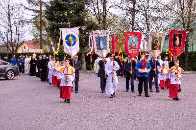 O świcie w Niedzielę Zmartwychwstania została odprawiona uroczysta Mszy św. w rzeszowskiej katedrze. Eucharystię poprzedziła procesja rezurekcyjna z Najświętszym Sakramentem. W oprawie muzycznej celebracji wziął udział katedralny chór chłopięco-męski Pueri Cantores Resovienses oraz katedralna orkiestra dęta.
Dnia 31 marca 2024 r. o godz. 6 w rzeszowskiej katedrze na rozpoczęcie procesji rezurekcyjnej rozbrzmiało zawołanie: „Chrystus zmartwychwstał, prawdziwie zmartwychwstał”. Wyrazem radości paschalnej była procesja z Najświętszym Sakramentem dokoła katedry z udziałem licznie zgromadzonych wiernych, straży grobowej i orkiestry dętej.
Po zakończonej procesji, została odprawiona uroczysta Eucharystia pod przewodnictwem ks. Krzysztofa Gołąbka, prepozyta rzeszowskiej kapituły katedralnej i proboszcza miejscowej wspólnoty parafialnej. Homilię wygłosił ks. Michał Rurak, penitencjarz kapituły, który zachęcał do zgłębiania tajemnicy zmartwychwstania.

„Zmartwychwstania jest czymś jedynym i wyjątkowym w swoim rodzaju. Łatwo napisać i powiedzieć czym zmartwychwstanie nie jest. Ale napisać i powiedzieć czym zmartwychwstanie jest, to zadanie na całe życie, i to nie tylko dla teologa czy księdza. To zadanie dla każdego z nas. Najważniejsze zadanie w życiu, bo ono zdecyduje co z nami będzie” – mówił kaznodzieja.
Ks. Rurak ukazał konsekwencje zmartwychwstania Chrystusa dla każdego wierzącego w kontekście całej historii Boga i człowieka. Mówił: „Zmartwychwstanie nie dotyczy tylko przyszłości, czasu po śmierci. Ono ma także znaczenie dla naszej doczesności. Bo skoro życie ma prowadzić do Zmartwychwstania, to znaczy, że ma wartość samo w sobie, że trzeba je szanować i jak najlepiej przeżyć.”
Na zakończenie Eucharystii transmitowanej przez katolickie Radio „VIA”, katedralny chór chłopięco-męski Pueri Cantores Resovienses pod dyrekcją Aleksandry Fiołek-Matuszewskiej wykonał uroczyste „Alleluja” z oratorium G.F. Haendla. Po zakończonej Mszy św. rezurekcyjnej katedralna orkiestra dęta pod batutą Tadeusza Cielaka odegrała radosne utwory wielkanocne. fot. Joanna Prasoł