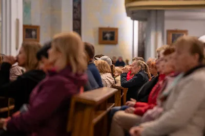 Ponad 100 lat temu, w roku 1917 r. w Fatimie, Matka Boża każdego 13. dnia miesiąca od maja do października objawiała się trójce dzieci: Łucji, Hiacyncie i Franciszkowi. Prosiła ich wówczas o odmawianie modlitwy różańcowej w intencji pokoju na świecie i nawrócenia grzeszników. Wzorem tych wydarzeń w wielu parafiach w Polsce i na świecie prowadzone są nabożeństwa fatimskie. Nie inaczej jest w rzeszowskiej katedrze, gdzie 13 października zakończono cykl tegorocznych spotkań modlitewnych przy figurze Pani Fatimskiej. Wieczór fatimski rozpoczął się o godz. 18:40 odczytaniem próśb i podziękowań do Matki Bożej Fatimskiej. Wcześniej wierni mogli skorzystać z sakramentu pokuty. O godz. 19:00 odprawiono uroczystą Mszę Świętą, której przewodniczył ks. Andrzej Szpaczyński – ojciec duchowny w Wyższym Seminarium Duchownym w Rzeszowie. Wygłosił on także homilię, w której nawiązał do liturgii słowa z dnia, przyrównując ją do myślenia współczesnego człowieka. „Jezus mówi do nas «Kto nie jest ze mną, jest przeciwko mnie». Można pomyśleć: jestem teraz w kościele, modlę się, spowiadam, przyjmuję sakramenty, ale czy rzeczywiście jestem z Jezusem czy tylko z Nim bywam? Czy jestem w Jego obecności cały czas czy jedynie bywam z Nim przez pewne chwile w ciągu dnia? Być z Jezusem to być po Jego stronie, mieć podobne myślenie, jak On, które przejawia się w czynach, podejmowanych decyzjach, a także w patrzeniu na drugiego. To wiara jest filtrem, który pozwala zobaczyć w drugim człowieku nie przeciwnika, ale brata – nawet jeśli jest on inny lub myśli inaczej. Wiara może pomagać wchodzić z nim w relację. Warto zadać sobie pytanie: czy mam w sobie ten filtr, ten sposób patrzenia, dzięki któremu jestem po stronie Jezusa?”. Następnie celebrans przywołał wydarzenia z portugalskiego miasteczka: „Choć nie jesteśmy świadkami cudu słońca, który zobaczył dziesięciotysięczny tłum 13 października 1917 w Fatimie, to słyszymy dzisiaj wezwanie do nawrócenia i pokuty. Każdy z nas jest wezwany, by się nawracać. Być może nawróceniu powinno ulec nasze spojrzenie na innych, by zobaczyć w nich dobro, a na świat patrzeć z wiarą”. Mszę Świętą koncelebrowali ks. Bogusław Babiarz – dyrektor administracyjny WSD w Rzeszowie, ks. Krzysztof Gołąbek – proboszcz parafii katedralnej oraz ks. Michał Rurak – katedralny wikariusz. Posługę w czasie liturgii pełnili alumni rzeszowskiego seminarium, którzy wraz z diakonem Łukaszem prowadzili także modlitwę różańcową z rozważaniami opartymi o historię błogosławionej rodziny Ulmów. Korzystając z ciepłej, jesiennej pogody po zakończonej Mszy Świętej odbyła się procesja na placu przed świątynią z figurą Pani Fatimskiej. Wierni z świecami w rękach zawierzali siebie, swoje rodziny i wszelkie troski w modlitwie różańcowej. Duchowo łączyli się z nimi słuchacze katolickiego radia VIA, które transmitowało całe nabożeństwo. Przed wyśpiewaniem Apelu Jasnogórskiego ks. Krzysztof, proboszcz parafii katedralnej, podsumował tegoroczne nabożeństwa fatimskie, dziękując wiernym za uczestnictwo w uwielbieniu Boga za przyczyną Pani Fatimskiej. W sposób szczególny podziękowania skierował do braci alumnów z roku propedeutycznego, życząc, aby modlitwa przy figurze Matki Bożej z Fatimy umacniała rozeznawanie drogi ich powołania. Wyrazy wdzięczności popłynęły w stronę kapłanów z dekanatu Rzeszów-Katedra, sióstr zakonnych, orkiestry pod batutą Tadeusza Cielaka, która uświetniała każde z tegorocznych nabożeństw oraz słuchaczy katolickiego radia VIA. Do godz. 22:00 w świątyni trwała adoracja Najświętszego Sakramentu, w której wierni licznie uczestniczyli. Od listopada do kwietnia 13. dnia miesiąca w świątyni katedralnej prowadzona jest modlitwa różańcowa przy figurze Matki Bożej Fatimskiej o godz. 17:30. Niech wezwanie Maryi do codziennej modlitwy różańcowej przyświeca nam nie tylko w październiku i przy okazji nabożeństw fatimskich, ale każdego dnia. 
tekst: Angelika Karnasiewicz 
fot. Jola Warchoł