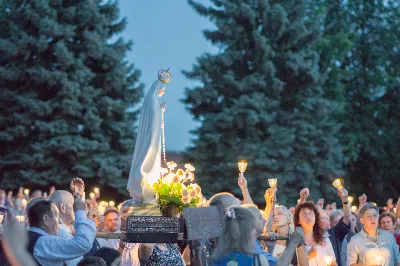 W piątek 13 sierpnia przeżywaliśmy kolejne w tym roku Nabożeństwo Fatimskie. O godz. 18.40 zostały przedstawione prośby i podziękowania do Matki Bożej Fatimskiej, w intencji których sprawowana była także Msza Święta. Eucharystii przewodniczył ks. Piotr Fortuna (proboszcz parafii Rzeszów-Matysówka), homilię zaś wygłosił ks. Jan Pyziak (proboszcz parafii Rzeszów-Matysówka w latach 1985-2018). Po Mszy Świętej wyruszyła procesja z figurą Matki Bożej, podczas której modlitwę różańcową prowadzili przedstawiciele parafii Rzeszów-Zalesie wraz ze swoim duszpasterzem ks. Marcinem Jaraczem. Modlitwę ubogaciła obecność Orkiestry Dętej pod dyrekcją Tadeusza Cielaka. Nabożeństwo zakończył Apel Jasnogórski. fot. Małgorzata Ryndak