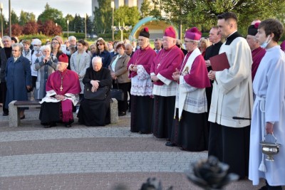 2 czerwca 2021 r., w 30. rocznicę wizyty Jana Pawła II w Rzeszowie, bp Kazimierz Górny i Tadeusz Ferenc odsłonili, a bp Jan Wątroba poświęcił pomnik św. Jana Pawła II w Parku Papieskim w Rzeszowie.  Odsłonięcie i poświęcenie poprzedziła Msza św. w naszej Katedrze pod przewodnictwem bpa Jana Wątroby. Eucharystię koncelebrował bp Edward Białogłowski, abp Edward Nowak i blisko 20 księży. We Mszy św. uczestniczył bp Kazimierz Górny.  Homilię wygłosił bp Edward Białogłowski. Po Komunii Świętej abp Edward Nowak, były sekretarz Kongregacji Spraw Kanonizacyjnych, powiedział o swojej współpracy z Janem Pawłem II.  Po Mszy św. jej uczestnicy przeszli do Parku Papieskiego. Krótkie przemówienia wygłosili: Ewa Leniart, wojewoda podkarpacki, Marek Bajdak, pełniący funkcję prezydenta Rzeszowa, Mieczysław Janowski, były prezydent Rzeszowa i bp Kazimierz Górny, pierwszy ordynariusz diecezji rzeszowskiej.  Pomnik odsłonił bp Kazimierz Górny i Tadeusz Ferenc, były prezydent Rzeszowa, a poświęcania dokonał bp Jan Wątroba.  Na początku października 2020 r. w Parku Papieskim zamontowano pomnik św. Jana Pawła II, który zastąpił obelisk z tablicą upamiętniającą pobyt papieża w Rzeszowie (obelisk umieszczono kilka metrów obok pomnika). Czterometrowy pomnik przedstawia Ojca Świętego ubranego w liturgiczne szaty, siedzącego na granitowym tronie. Papież w jednej ręce trzyma księgę Pisma Świętego, a drugą wykonuje gest błogosławieństwa. Odlew został wykonany z brązu. Całość znajduje się na granitowym podeście, który oplatają metalowe róże.  Pomnik zaprojektował Eliasz Dyrow, 26-letni malarz i rzeźbiarz z Jarosławia. Dyrow urodził się w polskiej rodzinie mieszkającej w Kijowie. W 2011 r., w ramach repatriacji, przyjechał do Jarosławia, gdzie ukończył Liceum Plastyczne, a następnie Wydział Sztuki Uniwersytetu Rzeszowskiego.  fot. ks. Tomasz Nowak 