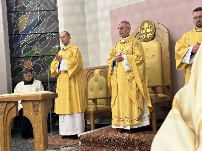 W liturgiczne wspomnienie św. Jana Apostoła (27.12) bp Jan Wątroba przewodniczył Mszy św. w katedrze rzeszowskiej. Eucharystię koncelebrowali abp Edward Nowak, bp Edward Białogłowski, bp Kazimierz Górny, a także ponad 60 kapłanów, którzy wraz z wiernymi modlili się w intencji Biskupa Rzeszowskiego z okazji jego imienin.