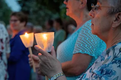 W niedzielę 13 sierpnia przeżywaliśmy kolejne w tym roku Nabożeństwo Fatimskie. O godz. 18.40 zostały przedstawione prośby i podziękowania do Matki Bożej Fatimskiej, w intencji których sprawowana była także Msza Święta. Eucharystii przewodniczył ks. Piotr Fortuna (proboszcz parafii Rzeszów-Matysówka), homilię zaś wygłosił ks. Jan Pyziak (proboszcz parafii Rzeszów-Matysówka w latach 1985-2018). Po Mszy Świętej wyruszyła procesja z figurą Matki Bożej, podczas której modlitwę różańcową prowadzili przedstawiciele parafii Rzeszów-Zalesie wraz ze swoim duszpasterzem ks. Łukaszem Jaskiem. Modlitwę ubogaciła obecność Orkiestry Dętej pod dyrekcją Tadeusza Cielaka. Nabożeństwo zakończył Apel Jasnogórski. fot. Joanna Prasoł