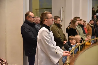 Mszy św. w Środę Popielcową na rozpoczęcie Wielkiego Postu w katedrze rzeszowskiej przewodniczył bp Jan Wątroba. Eucharystię koncelebrowali: ks. Łukasz Cyrnek, ks. Krzysztof Golas, ks. Krzysztof Gołąbek, ks. Sławomir Jeziorski, ks. Dominik Kiełb, ks. Jakub Nagi i ks. Nikodem Rybczyk.
Homilię wygłosił ks. Julian Wybraniec, wikariusz parafii katedralnej. Kaznodzieja w rozważaniu mówił o symbolice popiołu, którym w Środę Popielcową posypuje się głowy uczestników liturgii.
Po homilii odbył się obrzęd wybrania i wpisania imion do księgi katechumenów dwóch kobiet, które, jako dorosłe, przygotowują się do przyjęcia sakramentów inicjacji chrześcijańskiej.
Następnie odbył się obrzęd posypania popiołem.
Podczas Mszy św. posługę muzyczną pełniła Katedralna Schola Liturgiczna. Eucharystia była transmitowana przez Katolickie Radio VIA.
fot. ks. Jakub Oczkowicz