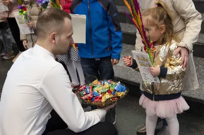 W Niedzielę Palmową uroczystej Mszy Świętej z procesją z palmami przewodniczył ks. Krzysztof Gołąbek - proboszcz Katedry. Po Mszy Świętej odbył się konkurs na najpiękniejszą palmę. Wygrała palma przygotowana przez młodzież z katedralnej Oazy. Choć zwycięzca mógł być tylko jeden, to każda z zaprezentowanych palm została doceniona.  fot. Joanna Prasoł