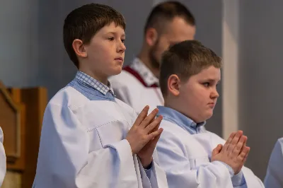 W niedzielę Chrztu Pańskiego, 8 stycznia, w ostatnim dniu okresu Bożego Narodzenia podczas Mszy Świętej o godz. 9.00 ks. Krzysztof Gołąbek, proboszcz naszej Katedry, przyjął do grona Liturgicznej Służby Ołtarza pięciu chłopców.
Po odpowiednim przygotowaniu, pod czujnym okiem ks. Pawła Wójcika – opiekuna ministrantów oraz ceremoniarza Rafała Waszczaka, otrzymali stopień choralisty, po raz pierwszy mogli ubrać kołnierzyki, a także otrzymali legitymacje ministranckie. To wielka radość dla naszej parafii. Gratulujemy chłopcom odwagi oraz życzymy wytrwałości w tym pięknym powołaniu, jakim jest służba przy Ołtarzu Pana Jezusa.
Drugim bardzo ważnym momentem w tym dniu było wręczenie pucharów dla trzech najlepszych ministrantów 2022 roku. Złotym ministrantem niezmiennie od kilku lat został animator Wojciech Jędrzejewski, srebrnym Adam Sowa, brązowym – najmłodszy w naszej wspólnocie – Dawid Pruchnicki. Gratulujemy im pięknej służby.
Zapraszamy wszystkich chętnych chłopców do wstąpienia w szeregi katedralnej Liturgicznej Służby Ołtarza.
Zainteresowanych prosimy o kontakt z ks. Pawłem Wójcikiem.

Rafał Waszczak
fot. Joanna Prasoł 