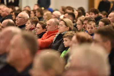 Mszy św. w Środę Popielcową na rozpoczęcie Wielkiego Postu w katedrze rzeszowskiej przewodniczył bp Jan Wątroba. Eucharystię koncelebrowali: ks. Łukasz Cyrnek, ks. Krzysztof Golas, ks. Krzysztof Gołąbek, ks. Sławomir Jeziorski, ks. Dominik Kiełb, ks. Jakub Nagi i ks. Nikodem Rybczyk.
Homilię wygłosił ks. Julian Wybraniec, wikariusz parafii katedralnej. Kaznodzieja w rozważaniu mówił o symbolice popiołu, którym w Środę Popielcową posypuje się głowy uczestników liturgii.
Po homilii odbył się obrzęd wybrania i wpisania imion do księgi katechumenów dwóch kobiet, które, jako dorosłe, przygotowują się do przyjęcia sakramentów inicjacji chrześcijańskiej.
Następnie odbył się obrzęd posypania popiołem.
Podczas Mszy św. posługę muzyczną pełniła Katedralna Schola Liturgiczna. Eucharystia była transmitowana przez Katolickie Radio VIA.
fot. ks. Jakub Oczkowicz