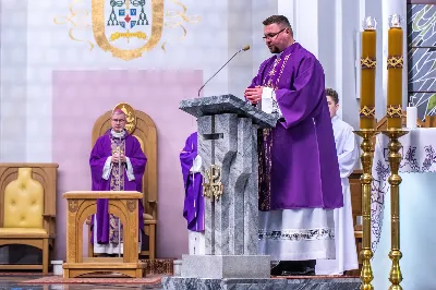 W Środę Popielcową (14 lutego) biskup Jan Wątroba odprawił w katedrze rzeszowskiej Mszę Świętą na rozpoczęcie Wielkiego Postu. Homilię wygłosił ks. dr Paweł Koleśnikowicz, który prowadzi rekolekcje wielkopostne w parafii katedralnej. Podczas Eucharystii odbył się obrzęd posypania głów popiołem. Śpiew podczas liturgii prowadziła Katedralna Schola Liturgiczna. Liturgia była transmitowana przez Radio VIA. fot. Joanna Prasoł