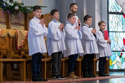 W niedzielę Chrztu Pańskiego, 8 stycznia, w ostatnim dniu okresu Bożego Narodzenia podczas Mszy Świętej o godz. 9.00 ks. Krzysztof Gołąbek, proboszcz naszej Katedry, przyjął do grona Liturgicznej Służby Ołtarza pięciu chłopców.
Po odpowiednim przygotowaniu, pod czujnym okiem ks. Pawła Wójcika – opiekuna ministrantów oraz ceremoniarza Rafała Waszczaka, otrzymali stopień choralisty, po raz pierwszy mogli ubrać kołnierzyki, a także otrzymali legitymacje ministranckie. To wielka radość dla naszej parafii. Gratulujemy chłopcom odwagi oraz życzymy wytrwałości w tym pięknym powołaniu, jakim jest służba przy Ołtarzu Pana Jezusa.
Drugim bardzo ważnym momentem w tym dniu było wręczenie pucharów dla trzech najlepszych ministrantów 2022 roku. Złotym ministrantem niezmiennie od kilku lat został animator Wojciech Jędrzejewski, srebrnym Adam Sowa, brązowym – najmłodszy w naszej wspólnocie – Dawid Pruchnicki. Gratulujemy im pięknej służby.
Zapraszamy wszystkich chętnych chłopców do wstąpienia w szeregi katedralnej Liturgicznej Służby Ołtarza.
Zainteresowanych prosimy o kontakt z ks. Pawłem Wójcikiem.

Rafał Waszczak
fot. Joanna Prasoł 