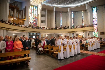 „Na swoje życie i swoje kapłaństwo trzeba popatrzeć w świetle Bożej miłości. Inaczej go nie pojmiemy ani my, ani ci, którzy będą na nas patrzeć” – mówił bp Jan Wątroba podczas Mszy św. z udzieleniem święceń prezbiteratu. 4 czerwca 2022 r. w kościele katedralnym jedenastu diakonów diecezji rzeszowskiej przyjęło sakrament kapłaństwa.
Do grona neoprezbiterów diecezji rzeszowskiej należą: ks. Sebastian Bełz z parafii w Nienadówce, ks. Krzysztof Lampart z parafii w Rudnej Wielkiej, ks. Mateusz Łachmanek z parafii w Lipinkach, ks. Karol Migut z parafii w Jasionce, ks. Marcin Murawski z parafii katedralnej w Rzeszowie, ks. Adrian Pazdan z parafii w Zagorzycach, ks. Tomasz Sienicki z parafii w Bieździedzy, ks. Dominik Świeboda z parafii w Palikówce, ks. Piotr Wąsacz z parafii bł. Władysława Findysza w Rzeszowie, ks. Mateusz Wojtuń z parafii w Święcanach oraz ks. Wiktor Zoła z parafii w Cieklinie.
Mszy św. przewodniczył i święceń udzielił bp Jan Wątroba. Eucharystię koncelebrowało około osiemdziesięciu księży, m.in: przełożeni Wyższego Seminarium Duchownego w Rzeszowie oraz proboszczowie i wikariusze z parafii rodzinnych neoprezbiterów. W Mszy św. uczestniczył abp Edward Nowak, bp Kazimierz Górny i bp Edward Białogłowski.
Zebranych w kościele katedralnym powitał ks. Krzysztof Gołąbek, proboszcz parafii.
W homilii bp Jan Wątroba nawiązał do słów z Ewangelii według św. Jana w których Chrystus tłumaczy co to znaczy być dobrym pasterzem. „Być kapłanem w Kościele Chrystusowym to znaczy mieć udział w Jego pasterskiej misji i stale upodabniać się do Dobrego Pasterza, który zna owce, karmi je, broni i jest gotów oddać życie dla ich dobra” – mówił hierarcha.
Po homilii odbył się obrzędy święceń: przyrzeczenie czci i posłuszeństwa Biskupowi Ordynariuszowi, Litania do Wszystkich Świętych podczas której kandydaci leżeli krzyżem, nałożenie rąk, modlitwa święceń oraz namaszczenie rąk krzyżmem i wręczenie chleba i wina. Podczas Liturgii Eucharystycznej nowo wyświęceni po raz pierwszy wyciągnęli dłonie nad chlebem i winem wypowiadając słowa konsekracji.
Na zakończenie Mszy św. ks. Tomasz Sienicki, podziękował w imieniu nowo wyświęconych wszystkim, którzy przyczynili się do przygotowania ich do kapłaństwa. Słowa wdzięczności, m.in. przełożonym Wyższego Seminarium Duchownego w Rzeszowie i rodzicom neoprezbiterów, wypowiedział bp Jan Wątroba. 
W drodze do zakrystii neoprezbiterzy zatrzymali się przy figurze Matki Bożej Fatimskiej zawierzając swoje kapłaństwo Matce Bożej.
W niedzielę, 5 czerwca, w Uroczystość Zesłania Ducha Świętego, neoprezbiterzy będą sprawować w swoich rodzinnych parafiach uroczyste Msze św. prymicyjne, a w najbliższych tygodniach otrzymają skierowania do parafii.

Fot. ks. Jakub Nagi oraz biala-wrona.pl
