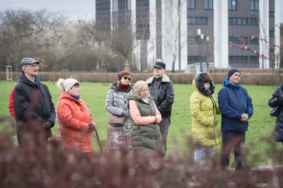 W Wielki Piątek (7 kwietnia) w Parku Papieskim odbyła się Droga Krzyżowa wprowadzająca w przeżywanie Liturgii Męki Pańskiej. Prowadzona była przez wspólnotę Wyższego Seminarium Duchownego w Rzeszowie pod przewodnictwem Biskupa Rzeszowskiego Jana Wątroby. W rozważaniach kolejnych stacji, ks. dr Mateusz Rachwalski, prefekt seminarium, zachęcał do życia zgodnie z nauką wypływającą z krzyża Chrystusowego.
fot. Małgorzata Ryndak