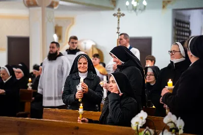 „Nasza wdzięczność jest szczególna wobec osób konsekrowanych za ich czytelne świadectwo wiary i za to, że żyjąc wiarą na co dzień ukazują chrystusowy styl życia” – mówił biskup Jan Wątroba podczas Mszy św. w katedrze rzeszowskiej w święto Ofiarowania Pańskiego. W Eucharystii, z okazji swojego święta patronalnego, uczestniczyły osoby konsekrowane posługujące w diecezji rzeszowskiej.
Mszy św. w katedrze rzeszowskiej przewodniczył bp Jan Wątroba, który modlił się w intencji osób konsekrowanych, przeżywających w święto Ofiarowania Pańskiego (02.02.) swoje święto patronalne. Eucharystię koncelebrował ks. Stanisław Kamiński, wikariusz biskupi ds. zakonnych, a także 9 kapłanów.
Na początku Mszy św. ks. Stanisław Kamiński powitał zebranych i wprowadził w przeżywaną liturgię. Następnie odbył się obrzęd błogosławieństwa świec i procesja z dolnego kościoła do głównej części katedry rzeszowskiej
Homilię wygłosił bp Jan Wątroba, który w pierwszej części, odnosząc się do przeżywanego święta, nawiązał do postawy Matki Najświętszej i św. Józefa. „Maryja uczy nas, że wierność Bogu oznacza wypełnianie prawa Bożego. Ona wypełniła wszystko bez wyjątku. Choć sama nie potrzebowała oczyszczenia, pozostała jednak posłuszna prawu. Skromna, prosta, uboga kobieta, poddana Bogu. W postawie Maryi i Józefa można dostrzec piękną lekcję dla rodziców i wychowawców. Rodzice powinni przedstawiać, czyli zawierzać swoje dzieci Panu Bogu. To jest gest wdzięczności wobec Stwórcy, a także znak wielkiej pokory wobec niełatwej misji rodzicielskiej i wychowawczej. Pełny rozwój człowieka dokonuje się dzięki Bożej łasce, a rodzice powinni się czuć narzędziem Bożej łaski, dlatego powinni często błogosławić swoje dzieci, modlić się za nie i z nimi oraz wciąż na nowo zawierzać je Panu Bogu” – mówił bp Wątroba.
Biskup Rzeszowski odnosząc się do obchodzonego Dnia życia konsekrowanego powiedział: „Trzy elementy wspólnoty: słowo, wierność i otwarcie na Ducha Świętego stanowią istotę życia każdej osoby konsekrowanej. Rozważać słowo Boże, trwać wiernie na modlitwie i być otwartym na to, co Duch Święty chce nam powiedzieć, to wypełnić powołanie do życia konsekrowanego, a jednocześnie wyznać wiarę w Kościół Chrystusowy. Nasza wdzięczność jest szczególna wobec osób konsekrowanych za ich czytelne świadectwo wiary i za to, że żyjąc wiarą na co dzień ukazują chrystusowy styl życia. Towarzyszą nam przez swoją pełną zatroskania miłosierną obecność, ale także przez milczącą obecność przepełnioną modlitwą w intencjach Kościoła, świata, a także poszczególnych osób i wspólnot”.
Po homilii osoby konsekrowane zgromadzone w katedrze odnowiły swoje przyrzeczenia.
Na zakończenie liturgii s. Agata Jakieła CSFN, referentka diecezjalna ds. życia konsekrowanego, podziękowała bp. Janowi Wątrobie za przewodniczenie liturgii i modlitwę w intencji osób życia konsekrowanego.
W Eucharystii w rzeszowskiej katedrze uczestniczyło prawie 100 osób życia konsekrowanego, a pośród nich ojcowie i bracia zakonni, siostry zakonne, wdowy i dziewice konsekrowane oraz członkowie instytutów świeckich. Śpiewy podczas liturgii wykonała Katedralna Schola Liturgiczna pod dyrekcją ks. Juliana Wybrańca, a przy organach zasiadł katedralny organista – Wiesław Siewierski. 

fot. Jola Warchoł