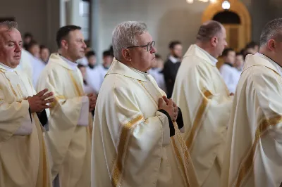„Eucharystia powinna nas prowadzić do odkrycia kapłańskiej misji Ludu Bożego, kapłańskiej misji każdego z nas” – powiedział Biskup Rzeszowski podczas Mszy Wieczerzy Pańskiej, której przewodniczył w katedrze rzeszowskiej w Wielki Czwartek, 2 kwietnia 2026 r.
Podczas uroczystej liturgii Wielkiego Czwartku w katedrze rzeszowskiej, której przewodniczył bp Jan Wątroba, wierni zostali zaproszeni do refleksji nad tajemnicą Eucharystii, kapłaństwa oraz powołania całego Ludu Bożego do udziału w misji Chrystusa. Na zakończenie homilii biskup zachęcił do szczególnej modlitwy za kapłanów, zwłaszcza tych przeżywających trudności i kryzysy. „Panie Jezu, dobry pasterzu i towarzyszu wędrówki, dziś powierzamy Ci wszystkich kapłanów, ale zwłaszcza tych, którzy przechodzą chwilę kryzysu” – powiedział Biskup Rzeszowski. Wezwał także wspólnotę wiernych do troski o kapłanów poprzez modlitwę, życzliwość i wsparcie.
Wielkoczwartkowa liturgia w katedrze rzeszowskiej stała się nie tylko dziękczynieniem za dar Eucharystii i kapłaństwa, ale także wezwaniem do odnowienia świadomości odpowiedzialności każdego wiernego za życie Kościoła i świadectwo wiary w świecie. fot. ks. Jakub Oczkowicz
