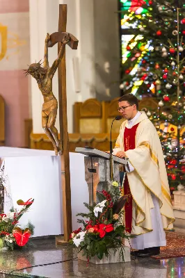 W niedzielę Chrztu Pańskiego, uroczystą Mszą Świętą, przy wypełnionej po brzegi Katedrze, zakończyliśmy okres Bożego Narodzenia. Podczas Mszy Świętej śpiewał nasz Katedralny Chór Chłopięco-Męski Pueri Cantores Resovienses pod dyrekcją Marcina Florczaka. Po zakończonej liturgii odbył się koncert kolęd w wykonaniu naszego Chóru. W programie znalazły się kolędy, pastorałki i pieśni bożonarodzeniowe polskie i zagraniczne, m.in. "Lulajże, Jezuniu" w aranżacji Dominika Lasoty, "Za Gwiazdą" w opracowaniu Jana Maklakiewicza, "Mary, did You know?" Marka Lowry’ego i Buddy’ego Greene’a, "Gaudete" Briana Keya, "Angels we have heard on high" Stevena Strite’a. Koncert spotkał się z ogromnym entuzjazmem publiczności, która nagrodziła wykonawców brawami na stojąco. W zamian chórzyści odwdzięczyli się bisami.  fot. Dariusz Kamiński