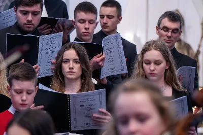 W niedzielę, 21 kwietnia 2024 roku, w Katedrze Rzeszowskiej odbył się Koncert Wielkanocny, którego organizatorem był Katedralny Chór Chłopięco-Męski „Pueri Cantores Resovienses” oraz parafia katedralna pw. Najświętszego Serca Pana Jezusa w Rzeszowie. 
Radosnym Alleluja podzielili się z licznie zgromadzoną publicznością wykonawcy: Krośnieński Zespół Kameralny, Chór Mieszany Ogólnokształcącej Szkoły Muzycznej II stopnia w Krośnie, Orkiestra Festiwalowa składająca się z uczniów i nauczycieli ZSM w Krośnie i PSM II st. w Jaśle oraz gospodarze koncertu – Katedralny Chór Chłopięco-Męski „Pueri Cantores Resovienses” pod dyrekcją Aleksandry Fiołek-Matuszewskiej. Pomysłodawcą i inicjatorem koncertu był Mateusz Gałuszka, organista, dyrygent, dyrektor jasielskiego festiwalu Musica Classica.
Na wstępie zaprezentowano 2 utwory w wykonaniu Chóru Mieszanego Ogólnokształcącej Szkoły Muzycznej II stopnia w Krośnie pod dyrekcją Renaty Zajdel: „Regina caeli” Jacques-Louisa Battmanna, w którym partię solową wykonała Jadwiga Kot-Ochał, zaś na organach akompaniował Mateusz Gałuszka oraz zabrzmiał „Magnificat” autorstwa Andrzeja Koszewskiego, skomponowany w 2004 roku.
Następnie publiczność mogła usłyszeć 3 utwory: kompozycję S.S. Szarzyńskiego „Jesu, spes mea” („Jezu – moja nadziejo”) na sopran, dwoje skrzypiec i organy, Koncert d-moll J.S. Bacha na obój i skrzypce oraz Koncert d-moll A. Vivaldiego.
Po muzyce instrumentalnej przyszedł czas na dzieła wokalno-instrumentalne. W tej części zabrzmiał motet „Ave Verum” W. A. Mozarta w wykonaniu Katedralnego Chóru Chłopięco-Męskiego „Pueri Cantores Resovienses” pod dyrekcją Aleksandry Fiołek-Matuszewskiej. Na organach akompaniował chórzysta Maksymilian Rogóż.
Historia Katedralnego Chóru Chłopięco-Męskiego „Pueri Cantores Resovienses” jest długa i bogata. Chór powstał w 1985 roku w Rzeszowie, a w przyszłym roku będzie obchodził jubileusz 40-lecia działalności. Obecnie dyrygentem Katedralnego Chóru Chłopięco-Męskiego jest Aleksandra Fiołek-Matuszewska, absolwentka Uniwersytetu Muzycznego im. Fryderyka Chopina w Warszawie.
Zwieńczeniem niedzielnego Koncertu Wielkanocnego było wykonanie wybranych części Oratorium „Mesjasz” G. F. Händla. Podniośle wybrzmiało 6 fragmentów tego dzieła. Orkiestra wykonała Sinfony (wstęp instrumentalny), następnie połączone chóry z orkiestrą zaprezentowały słuchaczom części: „Surely, He hath borne our griefs“ „And with His stripes we are healed”, „All we like sheep have gone astray”. Solową arię „How beautiful are the feet of them” z orkiestrą wykonała Jadwiga Kot-Ochał. Na koniec z wielką mocą wybrzmiała najsłynniejsza część tego oratorium: „Hallelujah” w wykonaniu połączonych chórów z orkiestrą, którymi zadyrygowała Aleksandra Fiołek-Matuszewska. Koncert poprowadził Ryszard Bieniek – prezes Katedralnego Chóru. 
Można śmiało powiedzieć, że była to muzyczna uczta dla ducha, o czym świadczyły gromkie brawa i owacje na stojąco. Z niecierpliwością czekamy na kolejne koncerty Katedralnego Chóru Chłopięco-Męskiego „Pueri Cantores Resovienses”.
fot. Joanna Prasoł