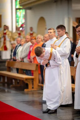 „Na swoje życie i swoje kapłaństwo trzeba popatrzeć w świetle Bożej miłości. Inaczej go nie pojmiemy ani my, ani ci, którzy będą na nas patrzeć” – mówił bp Jan Wątroba podczas Mszy św. z udzieleniem święceń prezbiteratu. 4 czerwca 2022 r. w kościele katedralnym jedenastu diakonów diecezji rzeszowskiej przyjęło sakrament kapłaństwa.
Do grona neoprezbiterów diecezji rzeszowskiej należą: ks. Sebastian Bełz z parafii w Nienadówce, ks. Krzysztof Lampart z parafii w Rudnej Wielkiej, ks. Mateusz Łachmanek z parafii w Lipinkach, ks. Karol Migut z parafii w Jasionce, ks. Marcin Murawski z parafii katedralnej w Rzeszowie, ks. Adrian Pazdan z parafii w Zagorzycach, ks. Tomasz Sienicki z parafii w Bieździedzy, ks. Dominik Świeboda z parafii w Palikówce, ks. Piotr Wąsacz z parafii bł. Władysława Findysza w Rzeszowie, ks. Mateusz Wojtuń z parafii w Święcanach oraz ks. Wiktor Zoła z parafii w Cieklinie.
Mszy św. przewodniczył i święceń udzielił bp Jan Wątroba. Eucharystię koncelebrowało około osiemdziesięciu księży, m.in: przełożeni Wyższego Seminarium Duchownego w Rzeszowie oraz proboszczowie i wikariusze z parafii rodzinnych neoprezbiterów. W Mszy św. uczestniczył abp Edward Nowak, bp Kazimierz Górny i bp Edward Białogłowski.
Zebranych w kościele katedralnym powitał ks. Krzysztof Gołąbek, proboszcz parafii.
W homilii bp Jan Wątroba nawiązał do słów z Ewangelii według św. Jana w których Chrystus tłumaczy co to znaczy być dobrym pasterzem. „Być kapłanem w Kościele Chrystusowym to znaczy mieć udział w Jego pasterskiej misji i stale upodabniać się do Dobrego Pasterza, który zna owce, karmi je, broni i jest gotów oddać życie dla ich dobra” – mówił hierarcha.
Po homilii odbył się obrzędy święceń: przyrzeczenie czci i posłuszeństwa Biskupowi Ordynariuszowi, Litania do Wszystkich Świętych podczas której kandydaci leżeli krzyżem, nałożenie rąk, modlitwa święceń oraz namaszczenie rąk krzyżmem i wręczenie chleba i wina. Podczas Liturgii Eucharystycznej nowo wyświęceni po raz pierwszy wyciągnęli dłonie nad chlebem i winem wypowiadając słowa konsekracji.
Na zakończenie Mszy św. ks. Tomasz Sienicki, podziękował w imieniu nowo wyświęconych wszystkim, którzy przyczynili się do przygotowania ich do kapłaństwa. Słowa wdzięczności, m.in. przełożonym Wyższego Seminarium Duchownego w Rzeszowie i rodzicom neoprezbiterów, wypowiedział bp Jan Wątroba. 
W drodze do zakrystii neoprezbiterzy zatrzymali się przy figurze Matki Bożej Fatimskiej zawierzając swoje kapłaństwo Matce Bożej.
W niedzielę, 5 czerwca, w Uroczystość Zesłania Ducha Świętego, neoprezbiterzy będą sprawować w swoich rodzinnych parafiach uroczyste Msze św. prymicyjne, a w najbliższych tygodniach otrzymają skierowania do parafii.

Fot. ks. Jakub Nagi oraz biala-wrona.pl
