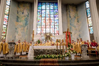 „Na swoje życie i swoje kapłaństwo trzeba popatrzeć w świetle Bożej miłości. Inaczej go nie pojmiemy ani my, ani ci, którzy będą na nas patrzeć” – mówił bp Jan Wątroba podczas Mszy św. z udzieleniem święceń prezbiteratu. 4 czerwca 2022 r. w kościele katedralnym jedenastu diakonów diecezji rzeszowskiej przyjęło sakrament kapłaństwa.
Do grona neoprezbiterów diecezji rzeszowskiej należą: ks. Sebastian Bełz z parafii w Nienadówce, ks. Krzysztof Lampart z parafii w Rudnej Wielkiej, ks. Mateusz Łachmanek z parafii w Lipinkach, ks. Karol Migut z parafii w Jasionce, ks. Marcin Murawski z parafii katedralnej w Rzeszowie, ks. Adrian Pazdan z parafii w Zagorzycach, ks. Tomasz Sienicki z parafii w Bieździedzy, ks. Dominik Świeboda z parafii w Palikówce, ks. Piotr Wąsacz z parafii bł. Władysława Findysza w Rzeszowie, ks. Mateusz Wojtuń z parafii w Święcanach oraz ks. Wiktor Zoła z parafii w Cieklinie.
Mszy św. przewodniczył i święceń udzielił bp Jan Wątroba. Eucharystię koncelebrowało około osiemdziesięciu księży, m.in: przełożeni Wyższego Seminarium Duchownego w Rzeszowie oraz proboszczowie i wikariusze z parafii rodzinnych neoprezbiterów. W Mszy św. uczestniczył abp Edward Nowak, bp Kazimierz Górny i bp Edward Białogłowski.
Zebranych w kościele katedralnym powitał ks. Krzysztof Gołąbek, proboszcz parafii.
W homilii bp Jan Wątroba nawiązał do słów z Ewangelii według św. Jana w których Chrystus tłumaczy co to znaczy być dobrym pasterzem. „Być kapłanem w Kościele Chrystusowym to znaczy mieć udział w Jego pasterskiej misji i stale upodabniać się do Dobrego Pasterza, który zna owce, karmi je, broni i jest gotów oddać życie dla ich dobra” – mówił hierarcha.
Po homilii odbył się obrzędy święceń: przyrzeczenie czci i posłuszeństwa Biskupowi Ordynariuszowi, Litania do Wszystkich Świętych podczas której kandydaci leżeli krzyżem, nałożenie rąk, modlitwa święceń oraz namaszczenie rąk krzyżmem i wręczenie chleba i wina. Podczas Liturgii Eucharystycznej nowo wyświęceni po raz pierwszy wyciągnęli dłonie nad chlebem i winem wypowiadając słowa konsekracji.
Na zakończenie Mszy św. ks. Tomasz Sienicki, podziękował w imieniu nowo wyświęconych wszystkim, którzy przyczynili się do przygotowania ich do kapłaństwa. Słowa wdzięczności, m.in. przełożonym Wyższego Seminarium Duchownego w Rzeszowie i rodzicom neoprezbiterów, wypowiedział bp Jan Wątroba. 
W drodze do zakrystii neoprezbiterzy zatrzymali się przy figurze Matki Bożej Fatimskiej zawierzając swoje kapłaństwo Matce Bożej.
W niedzielę, 5 czerwca, w Uroczystość Zesłania Ducha Świętego, neoprezbiterzy będą sprawować w swoich rodzinnych parafiach uroczyste Msze św. prymicyjne, a w najbliższych tygodniach otrzymają skierowania do parafii.

Fot. ks. Jakub Nagi oraz biala-wrona.pl
