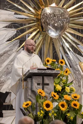 Wrześniowe nabożeństwo fatimskie, będące odpowiedzią na wezwanie Maryi do modlitwy i pokuty, odbyło się w ubiegły wtorek, 13 dnia miesiąca. Tym razem w Katedrze Rzeszowskiej zostało przygotowane przez parafie św. Michała Archanioła oraz św. Jadwigi Królowej.
Nabożeństwo rozpoczęło się odczytaniem próśb i podziękowań do Matki Bożej Fatimskiej, w intencji których następnie sprawowana była Msza Święta. Uroczystej, koncelebrowanej liturgii przewodniczył ks. Tomasz Gałuszka – wikariusz parafii św. Jadwigi.
Słowo Boże wygłosił ks. Grzegorz Kot – Diecezjalny Duszpasterz Trzeźwości i Osób Uzależnionych. Nawiązał do liturgii słowa z dnia, podkreślając trafne powiązanie z Tajemnicą Fatimską. „Niejedna matka dzisiaj płacze, jak owa kobieta z Nain, nad śmiercią swojego dziecka. Niejedna matka płacze, patrząc na pogubienie swojego dziecka – że życie mu nie wychodzi, że się poplątało, że nie chodzi do kościoła, nie modli się. Ową matką jest również Kościół, który płacze, kiedy się gubimy, kiedy w naszym sercu zaczyna kiełkować grzech i zaczynamy odchodzić. Trzeba nam stanąć w prawdzie i uderzyć się we własne piersi – i po to tu jesteśmy, aby modlitwą różańcową złożyć zadośćuczynienie za grzechy swoje i całego świata”.
„To nabożeństwo winno nas wprowadzać w osobistą retrospekcję, rachunek sumienia – czy oby jestem bratem dla brata? Bo może w moje serce wkradło się porównywanie, osądzanie, obmowa wobec tych, którzy się pogubili na drogach swojego życia” – mówił dalej ks. Grzegorz.
Kaznodzieja zachęcał do odpowiedzi na wołanie Matki Bożej w Fatimie i porzucenie obaw, strachu i niepewności. „Może nam się wydawać, gdyby Bóg na naszych oczach dotknął trumny, kogoś wskrzesił, byłoby nam łatwiej wierzyć. Nic bardziej mylnego. Wystarczy zerknąć na Łazarza i bogacza, wołającego: Ojcze Abrahamie, poślij kogoś z umarłych do żyjących, a na pewno uwierzą. Poślij kogoś. Bóg posyła Matkę do dzieci w Fatimie, a idąc dalej – posyła dzieci. O co prosi Matka Boża w Fatimie? O pokutę i różaniec. Trzecia Tajemnica Fatimska może przerażać, ale tych, co wierzą, nie powinna. Jeżeli w Twoim sercu jest wiara, nie stanie ci się krzywda”.
Po zakończonej liturgii Mszy Świętej wierni polecali swoje intencje w modlitwie różańcowej przy figurze Matki Bożej Fatimskiej. Modlitwę prowadzili ks. Rafał Kłos (wikariusz parafii św. Michała Archanioła) oraz diakoni. Ze względu na trwający remont schodów zrezygnowano z procesji. Nabożeństwo zakończono odśpiewaniem Apelu Jasnogórskiego o godz. 21.00. Następnie jeszcze przez godziną trwała indywidualna adoracja Najświętszego Sakramentu.
Posługę muzyczną podjął chór Michael z parafii św. Michała Archanioła w Rzeszowie oraz orkiestra dęta prowadzona przez p. Tadeusza Cielaka. Obecne były także poczty sztandarowe, przedstawiciele Rycerzy Kolumba i Bractwa św. Michała Archanioła.
Ostatnie w tym roku nabożeństwo fatimskie odbędzie się 13 października. W Katedrze Rzeszowskiej będzie prowadzone przez Wyższe Seminarium Duchowne w Rzeszowie.

fot. Joanna Prasoł 