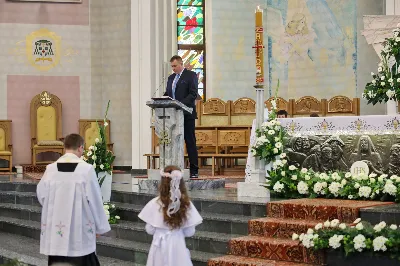 Maj to dla wielu najpiękniejszy miesiąc w roku. W liturgii Kościoła szczególnie wtedy czcimy Maryję oraz radujemy się ze Zmartwychwstania Pańskiego. W niedzielę 8 maja w naszej Katedrze dzieci z klas III doświadczyły równie wielkiej radości po raz pierwszy w pełni uczestnicząc we Mszy Świętej. To niezwykłe spotkanie z Chrystusem w Komunii Świętej zostało poprzedzone przygotowaniem poprzez katechezy w szkole i spotkania w parafii, a także spowiedzią. Poprzez niedzielne Eucharystie o godz. 12.00 i 13.30 celebrowane przez ks. Krzysztofa Gołąbka, proboszcza naszej Katedry, 88 dzieci rozpoczęło wielką przygodę z Jezusem ukrytym w Najświętszym Sakramencie. Towarzyszyli im rodzice, którzy wraz ze swoimi dziećmi przygotowywali się do tego wydarzenia, a także najbliższa rodzina. Posługę w liturgii Mszy Świętej pełniły dzieci pierwszokomunijne oraz ich rodzice.
Wielka radość serc dzieci komunijnych promieniowała na wszystkich uczestników Mszy Świętej i przypominała zebranym na liturgii, że spotkanie z Jezusem Eucharystycznym to przywilej i wielkie szczęście. Czas tej wielkiej radości został przedłużony przez „Biały Tydzień”, w którym dzieci uczestniczyły w wieczornej Eucharystii, przyjmując Jezusa do swoich serc. 

Wszystkim dzieciom, które w tym roku przeżywały swoją Pierwszą Komunię Świętą, życzymy, aby nie gasł w nich zapał do poznawania Jezusa i Jego nauki, a radość, jaka towarzyszyła tym dniom, była nieodłączną towarzyszką ich spotkań z Jezusem w Eucharystii. A s. Julicie i ks. Julianowi dziękujemy za serce włożone w przygotowanie dzieci do tego wielkiego wydarzenia.

fot. Paweł Styka