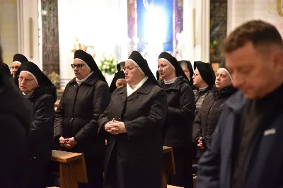 W Katedrze Rzeszowskiej odbyło się nabożeństwo Drogi Krzyżowej, której przewodniczył ks. Paweł Synoś, wikariusz biskupi ds. duchowieństwa. "Dziś sprowadź Mi dusze kapłańskie i zakonne, i zanurz je w niezgłębionym miłosierdziu Moim. One dały Mi moc przetrwania gorzkiej męki; przez nie, jak przez kanały, spływa na ludzkość miłosierdzie Moje." (Dzienniczek 1212) W modlitwie wraz z bp Janem Wątrobą uczestniczyły osoby życia konsekrowanego oraz prezbiterzy posługujący w Diecezji Rzeszowskiej. Nabożeństwo było ofiarowane w intencji wynagrodzenia za grzechy duchowieństwa i osób konsekrowanych, za dusze kapłanów i osób konsekrowanych cierpiące w czyśćcu oraz za tych, którzy odeszli od kapłaństwa i życia zakonnego. Fot. ks. Jakub Oczkowicz