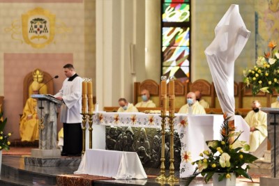 1 kwietnia 2021 r., w Wielki Czwartek, w naszej Katedrze została odprawiona Msza Krzyżma. Eucharystii przewodniczył bp Jan Wątroba. W koncelebrze uczestniczył bp Kazimierz Górny, bp Edward Białogłowski oraz 50 księży – z powodu ograniczeń związanych ze stanem epidemii byli to tylko przedstawiciele duchowieństwa diecezji rzeszowskiej. Do katedry nie przyjechała Liturgiczna Służba Ołtarza i schole. Po Komunii św. bp Jan Wątroba poświęcił olej krzyżma, który jest używany m.in. podczas udzielania sakramentu chrztu, bierzmowania i święceń kapłańskich. Wcześniej biskup pobłogosławił olej chorych i olej katechumenów.  Przed błogosławieństwem ks. Waldemar Dopart, proboszcz parafii św. Józefa na osiedlu Staromieście w Rzeszowie, w imieniu wszystkich kapłanów złożył biskupom świąteczne życzenia.  Na zakończenie Mszy Świętej Biskup Rzeszowski ogłosił nominację ks. Pawła Synosia, delegata biskupa ds. formacji stałej kapłanów na wikariusza biskupiego ds. formacji stałej kapłanów diecezji rzeszowskiej.  fot. ks. Tomasz Nowak