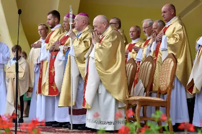 „Wierność ideałom jest gwarantem tego, że nie pogubimy się życiowo, nie skompromitujemy się i w naszym polskim domu będziemy gospodarzami, a nie najemnikami” – mówił podczas Dożynek Diecezjalnych bp Edward Białogłowski. 28 sierpnia 2022 r. do Parku Papieskiego w Rzeszowie przyjechało ponad 60 delegacji z wieńcami.

Do Parku Papieskiego w Rzeszowie przyjechało ponad 60 delegacji z parafii diecezji rzeszowskiej z wieńcami żniwnymi. Tegoroczną obsługę dożynek, w tym przygotowanie liturgii, zapewnili wierni i duszpasterze z Diecezjalnego Sanktuarium św. Józefa w Rzeszowie i dekanatu Rzeszów Północ. Przed Mszą św. odbył się program słowno-muzyczny w wykonaniu Diakonii Muzycznej z parafii św. Józefa w Rzeszowie.

Przed rozpoczęciem Mszy św. ks. Jerzy Uchman, diecezjalny duszpasterz rolników, przywitał przybyłych do Rzeszowa rolników, ogrodników, sadowników i pszczelarzy, wśród nich starostów dożynek: Aleksandrę i Bartłomieja Kędziorów z parafii pw. św. Józefa w Rzeszowie, a także obecnych na Mszy św. parlamentarzystów, władze państwowe i samorządowe, służby mundurowe oraz poczty sztandarowe.

Eucharystii przewodniczył bp Kazimierz Górny. W koncelebrze uczestniczył bp Edward Białogłowski, ks. infułat Wiesław Szurek oraz blisko dwudziestu księży.

Homilię wygłosił bp Edward Białogłowski.

„Dziękujemy Bogu za rolników, którzy mimo różnych trudności i przeciwności, które dotykają polską wieś, trwają przy rodzinnych gospodarstwach. Pochylają się nad rolą, która wydaje chleb i różne rośliny, warzywa, owoce i kwiaty. Dziękujemy wam, gospodynie i gospodarze, starsi i młodzi, za troskę i bezpieczeństwo żywnościowe naszego kraju oraz za zapasy żywnościowe, które są sprzedawane do innych krajów, a także wspomagają naszych sąsiadów borykających się, czy uciekających ze swojego kraju przed wojną do naszej ojczyzny, aby znaleźć tutaj bezpieczny kąt” – mówił bp Edward Białogłowski.

Biskup Białogłowski kierując do zebranych słowa zachęty pytał:

„Czy wasze domu rozbrzmiewają codzienną modlitwą dziękczynną i błagalną? Czy niedziela dla waszych domowników jest dniem świętym, z udziałem we Mszy św., z rodzinnym posiłkiem, z rozmową o waszej rodzinie, o jej troskach i radościach, o gospodarstwie, jego przyszłości i o przyszłości naszej ojczyzny? Zapalajcie ducha młodego pokolenia do życia ideałami: Bóg, honor, ojczyzna (…) Wierność ideałom jest gwarantem tego, że nie pogubimy się życiowo, nie skompromitujemy się i w naszym polskim domu będziemy gospodarzami, a nie najemnikami” – mówił bp Białogłowski.

Po błogosławieństwie poszczególne delegacje zaprezentowały swoje wieńce.

ks. Jakub Nagi
fot. ks. Tomasz Nowak