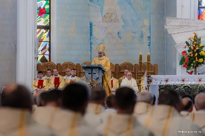 W Wielki Czwartek o godz. 10.00 w naszej Katedrze bp Jan Wątroba przewodniczył Mszy Krzyżma. Jest ona wyrazem jedności i wspólnoty duchowieństwa diecezji. Podczas tej Mszy Świętej biskup poświęcił olej chorych, katechumenów oraz olej krzyżma. Księża koncelebrujący z biskupem Eucharystię odnowili przyrzeczenia kapłańskie. W koncelebrze wzięli udział bp Kazimierz Górny, bp Edward Białogłowski oraz ponad 200 kapłanów z całej diecezji. W Eucharystii wzięli również udział licznie zebrani ministranci, lektorzy, animatorzy, ceremoniarze, członkowie scholi parafialnych i dziewczęcej służby maryjnej. Podczas Mszy Świętej zaśpiewał chór męski pod dyrekcją ks. Andrzeja Widaka. Przy organach zasiadł ks. Julian Wybraniec. fot. Piotr Szorc