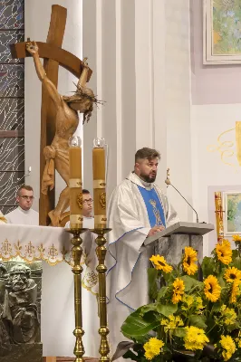 Wrześniowe nabożeństwo fatimskie, będące odpowiedzią na wezwanie Maryi do modlitwy i pokuty, odbyło się w ubiegły wtorek, 13 dnia miesiąca. Tym razem w Katedrze Rzeszowskiej zostało przygotowane przez parafie św. Michała Archanioła oraz św. Jadwigi Królowej.
Nabożeństwo rozpoczęło się odczytaniem próśb i podziękowań do Matki Bożej Fatimskiej, w intencji których następnie sprawowana była Msza Święta. Uroczystej, koncelebrowanej liturgii przewodniczył ks. Tomasz Gałuszka – wikariusz parafii św. Jadwigi.
Słowo Boże wygłosił ks. Grzegorz Kot – Diecezjalny Duszpasterz Trzeźwości i Osób Uzależnionych. Nawiązał do liturgii słowa z dnia, podkreślając trafne powiązanie z Tajemnicą Fatimską. „Niejedna matka dzisiaj płacze, jak owa kobieta z Nain, nad śmiercią swojego dziecka. Niejedna matka płacze, patrząc na pogubienie swojego dziecka – że życie mu nie wychodzi, że się poplątało, że nie chodzi do kościoła, nie modli się. Ową matką jest również Kościół, który płacze, kiedy się gubimy, kiedy w naszym sercu zaczyna kiełkować grzech i zaczynamy odchodzić. Trzeba nam stanąć w prawdzie i uderzyć się we własne piersi – i po to tu jesteśmy, aby modlitwą różańcową złożyć zadośćuczynienie za grzechy swoje i całego świata”.
„To nabożeństwo winno nas wprowadzać w osobistą retrospekcję, rachunek sumienia – czy oby jestem bratem dla brata? Bo może w moje serce wkradło się porównywanie, osądzanie, obmowa wobec tych, którzy się pogubili na drogach swojego życia” – mówił dalej ks. Grzegorz.
Kaznodzieja zachęcał do odpowiedzi na wołanie Matki Bożej w Fatimie i porzucenie obaw, strachu i niepewności. „Może nam się wydawać, gdyby Bóg na naszych oczach dotknął trumny, kogoś wskrzesił, byłoby nam łatwiej wierzyć. Nic bardziej mylnego. Wystarczy zerknąć na Łazarza i bogacza, wołającego: Ojcze Abrahamie, poślij kogoś z umarłych do żyjących, a na pewno uwierzą. Poślij kogoś. Bóg posyła Matkę do dzieci w Fatimie, a idąc dalej – posyła dzieci. O co prosi Matka Boża w Fatimie? O pokutę i różaniec. Trzecia Tajemnica Fatimska może przerażać, ale tych, co wierzą, nie powinna. Jeżeli w Twoim sercu jest wiara, nie stanie ci się krzywda”.
Po zakończonej liturgii Mszy Świętej wierni polecali swoje intencje w modlitwie różańcowej przy figurze Matki Bożej Fatimskiej. Modlitwę prowadzili ks. Rafał Kłos (wikariusz parafii św. Michała Archanioła) oraz diakoni. Ze względu na trwający remont schodów zrezygnowano z procesji. Nabożeństwo zakończono odśpiewaniem Apelu Jasnogórskiego o godz. 21.00. Następnie jeszcze przez godziną trwała indywidualna adoracja Najświętszego Sakramentu.
Posługę muzyczną podjął chór Michael z parafii św. Michała Archanioła w Rzeszowie oraz orkiestra dęta prowadzona przez p. Tadeusza Cielaka. Obecne były także poczty sztandarowe, przedstawiciele Rycerzy Kolumba i Bractwa św. Michała Archanioła.
Ostatnie w tym roku nabożeństwo fatimskie odbędzie się 13 października. W Katedrze Rzeszowskiej będzie prowadzone przez Wyższe Seminarium Duchowne w Rzeszowie.

fot. Joanna Prasoł 