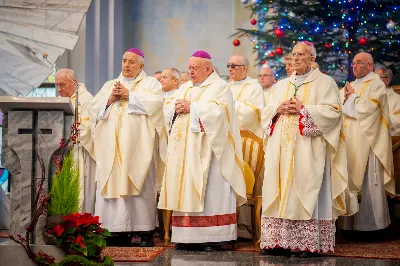 6 stycznia 2022 r., w Uroczystość Objawienia Pańskiego, o godz. 12.00 w katedrze rzeszowskiej została odprawiona Msza św. w intencji bp. Kazimierza Górnego i bp. Edwarda Białogłowskiego, którzy przeżywali kolejno 37. i 34. rocznicę konsekracji biskupich. Mszy św. przewodniczył bp Jan Wątroba. Eucharystię koncelebrował abp Edward Nowak, bp Kazimierz Górny, bp Edward Białogłowski i 30 księży. Podczas Mszy św. śpiewał Katedralny Chór Chłopięco-Męski Pueri Cantores Resovienses. Biskup Kazimierz Górny urodził się 24 grudnia 1937 r. w Lubniu. W 1960 r. przyjął święcenia kapłańskie. 6 stycznia 1985 r. w Bazylice św. Piotra w Rzymie przyjął święcenia biskupie z rąk Jana Pawła II. Jako zawołanie przyjął słowa „Omnia Tibi”. Do 1992 r. pełnił funkcję wikariusza generalnego archidiecezji krakowskiej. Od 1992 do 2013 r. był ordynariuszem diecezji rzeszowskiej. Biskup Edward Białogłowski urodził się 8 stycznia 1947 r. w Rzeplinie. W 1972 r. przyjął święcenia kapłańskie. 6 stycznia 1988 r. w katedrze przemyskiej przyjął święcenia biskupie z rąk bp. Ignacego Tokarczuka. Jako zawołanie przyjął słowa „In virtuti Spiritus Sancti”. Od 1992 r. pełni zadania biskupa pomocniczego diecezji rzeszowskiej. fot. Paulina Lęcznar