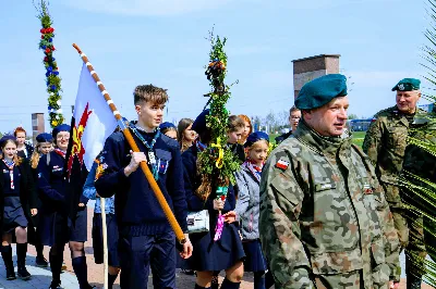 W Niedzielę Palmową młodzież diecezji rzeszowskiej modliła się z bp. Janem Wątrobą w Rzeszowie.  Rzeszowskie spotkanie rozpoczęło się o godz. 11.00 przy obelisku w centrum Parku Papieskiego. Tam odbył się konkurs na najdłuższą palmę, który prowadził ks. Krzysztof Golas, diecezjalny duszpasterz młodzieży. Najdłuższe palmy przekraczały 10 metrów wysokości.  Na placu przed katedrą odbyła się pierwsza część liturgii Niedzieli Palmowej, podczas której zebrani wysłuchali Ewangelię o wjeździe Jezusa do Jerozolimy, a bp Wątroba pobłogosławił palmy.  Już w katerze odbyła się Msza św., której przewodniczył biskup rzeszowski. Eucharystię koncelebrowało ponad dwudziestu księży, głównie duszpasterze młodzieży.  fot. Andrzej Kotowicz, Olga Cyburt