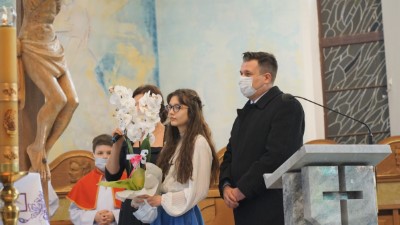 W niedzielę 28.02.2021 r. podczas Mszy Świętej o godz. 12.00 bp Edward Białogłowski udzielił Sakramentu Bierzmowania młodzieży z kl. VIII.  fot. Małgorzata Ryndak