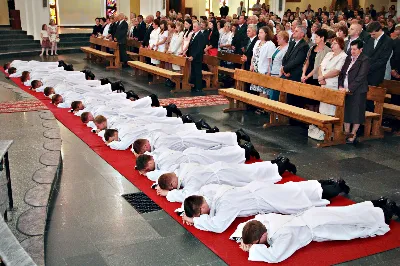 Z pomocą Pana Boga i naszego Zbawiciela, Jezusa Chrystusa, wybieramy tych naszych braci do stanu prezbiteratu”. Tymi słowami, zawartymi w obrzędach święceń, 26 maja br. bp Kazimierz Górny przyjął do grona kapłanów siedemnastu diakonów z Wyższego Seminarium Duchownego w Rzeszowie.
Uroczystą Mszę św. z udzieleniem sakramentu święceń koncelebrowało 110 kapłanów. W homilii Ksiądz Biskup spośród wielu cech, którymi powinien odznaczać się kapłan, wyróżnił wierność Chrystusowi. Odniósł się do obecnych realiów, w których przyjdzie posługiwać neoprezbiterom, a wobec nowych wymagań współczesności, Ksiądz Biskup postawił im za wzór postacie św. Józefa Sebastiana Pelczara oraz błogosławionych kapłanów pochodzących z terenu naszej diecezji: Jana Balickiego, Władysława Findysza, Romana Sitko i Józefa Kowalskiego.
Obrzędy święceń rozpoczęły się po homilii. Najpierw diakoni złożyli przyrzeczenie czci i posłuszeństwa wobec biskupa i jego następców. Następnie wszyscy zgromadzeni, śpiewając Litanię do Wszystkich Świętych, prosili o wylanie Ducha Świętego na kandydatów do prezbiteratu, którzy w tym momencie modlili się leżąc krzyżem. Kluczowym momentem liturgii święceń było nałożenie rąk na głowy diakonów przez Księdza Biskupa i prezbiterów oraz odmówienie modlitwy konsekracyjnej. Od tej chwili diecezja rzeszowska wzbogaciła się o nowych siedemnastu kapłanów, którzy po raz pierwszy celebrowali Eucharystię ze swoim biskupem. Po jej zakończeniu, powierzyli całe swoje kapłańskie życie opiece Maryi - Matce kapłanów.
Dzień święceń kapłańskich jest uroczystością dla całej diecezji. Bowiem tych siedemnastu nowych księży, którzy poświęcili całe swoje życie na ofiarną służbę Bogu, Kościołowi i Ojczyźnie, stanowi wyjątkowo radosny prezent nie tylko dla ich Matek, które obchodziły tego dnia swoje święto, ale są oni darem dla całego Kościoła i diecezji rzeszowskiej, w której będą posługiwać. Neoprezbiterzy pod koniec czerwca otrzymają skierowanie na zastępstwa w parafiach diecezji, a od końca sierpnia rozpoczną pracę jako wikariusze na swoich pierwszych placówkach.

Święcenia przyjęli:

ks. Grzegorz Białoń z Małastowa
ks. Wojciech Chrostowski z Gorlic (Fara)
ks. Mirosław Dziadosz z Jasła (Chrystus Król)
ks. Paweł Gąsior z Rożnowic
ks. Mirosław Głowacki z Chmielowa (diec. sandomierska)
ks. Damian Jacek z Czudca
ks. Mirosław Kardaś ze Strzyżowa (św. J. S. Pelczara)
ks. Tomasz Kołodziej z Trzebosi
ks. Filip Mikuła z Rzeszowa (Katedra)
ks. Mateusz Mycek z Sędziszowa Małopolskiego (Fara)
ks. Marcin Pokrywka z Przeworska (Ojcowie Bernardyni, diec. przemyska)
ks. Nikodem Rybczyk z Gorlic (Fara)
ks. Tomasz Ryczek z Turzy (diec. tarnowska)
ks. Paweł Sikora z Rzeszowa (Zwięczyca - św. Józefa)
ks. Krzysztof Wilczkiewicz z Gorlic (Glinik)
ks. Tomasz Wójcik z Niewodnej
ks. Julian Wybraniec z Rzeszowa (św. Rocha)