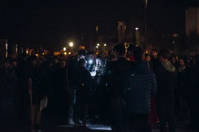 W piątek 5.04.2019 r. o godz. 20.00 odbyła się Droga Krzyżowa w Parku Papieskim. Nabożeństwu przewodniczył ks. Marcin Pater. fot. Dariusz Kamiński
