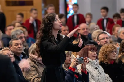 W niedzielę 22 stycznia 2023 r. podczas Mszy Świętej o godz. 12.00 posługę muzyczną podjął nasz Katedralny Chór Chłopięco-Męski „Pueri Cantores Resovienses” pod dyrekcją Edyty Kotuli oraz Angeliki Pacuty. Po Eucharystii miał miejsce koncert Chóru, w którego programie znalazł się bogaty repertuar kolęd, pastorałek i bożonarodzeniowych pieśni. 
Podczas koncertu wystąpili gościnnie: sopranistka – Katarzyna Bembenek wraz z akompaniatorem – Grzegorzem Mazurem oraz skrzypek Paweł Dubiel, któremu towarzyszył chórzysta i pianista – Maksymilian Rogóż.
fot. Joanna Prasoł
