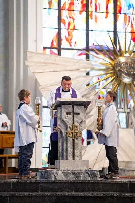 W Niedzielę Wielkanocną Mszy Świętej z procesją rezurekcyjną przewodniczył bp Edward Białogłowski.
fot. Joanna Prasoł