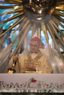 W poniedziałek 18 maja o godz. 18.00 w naszej Katedrze miało miejsce dziękczynienie w stulecie urodzin Karola Wojtyły – św. Jana Pawła II. W tym dniu dziękowaliśmy również i modliliśmy się w intencji naszych Księży Biskupów: Jana – z racji 20. rocznicy sakry biskupiej oraz Kazimierza – z racji 60. rocznicy święceń kapłańskich, a także w intencji naszego Księdza Infułata Stanisława w 60. rocznicę święceń kapłańskich. Eucharystii przewodniczył bp Jan Wątroba. Mszę św. koncelebrowali: bp Kazimierz Górny, bp Edward Białogłowski, infułaci: ks. Stanisław Mac i ks. Wiesław Szurek, księża dziekani oraz duchowni z różnych instytucji diecezji rzeszowskiej.  W Mszy św. uczestniczyły władze państwowe i samorządowe oraz służby mundurowe. fot. Dariusz Kamiński (fotografiarzeszow.com.pl)