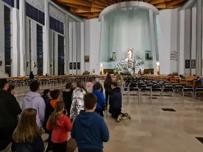 U początku nowego roku duszpasterskiego, katedralni ministranci, lektorzy oraz schola udali się na wycieczkę integracyjną do Krakowa. Wyprawę, po wizycie w Kościele Mariackim na krakowskim rynku, rozpoczęło aktywne i niestandardowe zwiedzanie największej w Polsce, stałej ekspozycji dziewiętnastowiecznego polskiego malarstwa i rzeźby — Galerii w Sukiennicach. Następnie grupa udała się na aktywny i pełen radości wypoczynek w Parku Wodnym w Krakowie. Wyjazd zakończył się modlitwą w Sanktuarium Bożego Miłosierdzia w Łagiewnikach. Dziękujemy organizatorowi wycieczki - ks. Pawłowi, a także opiekunom: p. Anecie, p. Gosi, ks. Julianowi i dk. Marcinowi. Księdzu Proboszczowi składamy serdeczne Bóg zapłać za wsparcie finansowe. A nade wszystko dziękujemy uczestnikom wycieczki za zdyscyplinowanie i dobry humor oraz za posługę w grupach duszpasterskich przez cały rok w naszej Katedrze.