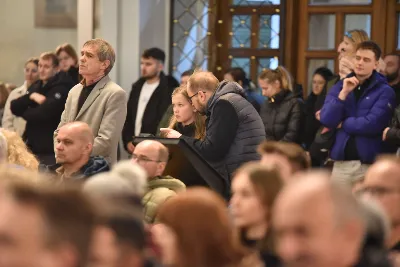 Mszy św. w Środę Popielcową na rozpoczęcie Wielkiego Postu w katedrze rzeszowskiej przewodniczył bp Jan Wątroba. Eucharystię koncelebrowali: ks. Łukasz Cyrnek, ks. Krzysztof Golas, ks. Krzysztof Gołąbek, ks. Sławomir Jeziorski, ks. Dominik Kiełb, ks. Jakub Nagi i ks. Nikodem Rybczyk.
Homilię wygłosił ks. Julian Wybraniec, wikariusz parafii katedralnej. Kaznodzieja w rozważaniu mówił o symbolice popiołu, którym w Środę Popielcową posypuje się głowy uczestników liturgii.
Po homilii odbył się obrzęd wybrania i wpisania imion do księgi katechumenów dwóch kobiet, które, jako dorosłe, przygotowują się do przyjęcia sakramentów inicjacji chrześcijańskiej.
Następnie odbył się obrzęd posypania popiołem.
Podczas Mszy św. posługę muzyczną pełniła Katedralna Schola Liturgiczna. Eucharystia była transmitowana przez Katolickie Radio VIA.
fot. ks. Jakub Oczkowicz