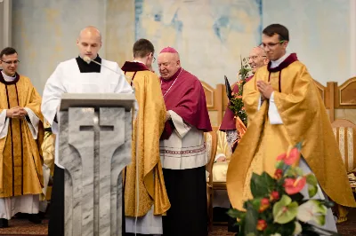 „Na swoje życie i swoje kapłaństwo trzeba popatrzeć w świetle Bożej miłości. Inaczej go nie pojmiemy ani my, ani ci, którzy będą na nas patrzeć” – mówił bp Jan Wątroba podczas Mszy św. z udzieleniem święceń prezbiteratu. 4 czerwca 2022 r. w kościele katedralnym jedenastu diakonów diecezji rzeszowskiej przyjęło sakrament kapłaństwa.
Do grona neoprezbiterów diecezji rzeszowskiej należą: ks. Sebastian Bełz z parafii w Nienadówce, ks. Krzysztof Lampart z parafii w Rudnej Wielkiej, ks. Mateusz Łachmanek z parafii w Lipinkach, ks. Karol Migut z parafii w Jasionce, ks. Marcin Murawski z parafii katedralnej w Rzeszowie, ks. Adrian Pazdan z parafii w Zagorzycach, ks. Tomasz Sienicki z parafii w Bieździedzy, ks. Dominik Świeboda z parafii w Palikówce, ks. Piotr Wąsacz z parafii bł. Władysława Findysza w Rzeszowie, ks. Mateusz Wojtuń z parafii w Święcanach oraz ks. Wiktor Zoła z parafii w Cieklinie.
Mszy św. przewodniczył i święceń udzielił bp Jan Wątroba. Eucharystię koncelebrowało około osiemdziesięciu księży, m.in: przełożeni Wyższego Seminarium Duchownego w Rzeszowie oraz proboszczowie i wikariusze z parafii rodzinnych neoprezbiterów. W Mszy św. uczestniczył abp Edward Nowak, bp Kazimierz Górny i bp Edward Białogłowski.
Zebranych w kościele katedralnym powitał ks. Krzysztof Gołąbek, proboszcz parafii.
W homilii bp Jan Wątroba nawiązał do słów z Ewangelii według św. Jana w których Chrystus tłumaczy co to znaczy być dobrym pasterzem. „Być kapłanem w Kościele Chrystusowym to znaczy mieć udział w Jego pasterskiej misji i stale upodabniać się do Dobrego Pasterza, który zna owce, karmi je, broni i jest gotów oddać życie dla ich dobra” – mówił hierarcha.
Po homilii odbył się obrzędy święceń: przyrzeczenie czci i posłuszeństwa Biskupowi Ordynariuszowi, Litania do Wszystkich Świętych podczas której kandydaci leżeli krzyżem, nałożenie rąk, modlitwa święceń oraz namaszczenie rąk krzyżmem i wręczenie chleba i wina. Podczas Liturgii Eucharystycznej nowo wyświęceni po raz pierwszy wyciągnęli dłonie nad chlebem i winem wypowiadając słowa konsekracji.
Na zakończenie Mszy św. ks. Tomasz Sienicki, podziękował w imieniu nowo wyświęconych wszystkim, którzy przyczynili się do przygotowania ich do kapłaństwa. Słowa wdzięczności, m.in. przełożonym Wyższego Seminarium Duchownego w Rzeszowie i rodzicom neoprezbiterów, wypowiedział bp Jan Wątroba. 
W drodze do zakrystii neoprezbiterzy zatrzymali się przy figurze Matki Bożej Fatimskiej zawierzając swoje kapłaństwo Matce Bożej.
W niedzielę, 5 czerwca, w Uroczystość Zesłania Ducha Świętego, neoprezbiterzy będą sprawować w swoich rodzinnych parafiach uroczyste Msze św. prymicyjne, a w najbliższych tygodniach otrzymają skierowania do parafii.

Fot. ks. Jakub Nagi oraz biala-wrona.pl
