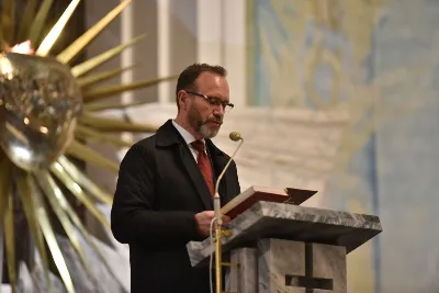 Mszy św. w Środę Popielcową na rozpoczęcie Wielkiego Postu w katedrze rzeszowskiej przewodniczył bp Jan Wątroba. Eucharystię koncelebrowali: ks. Łukasz Cyrnek, ks. Krzysztof Golas, ks. Krzysztof Gołąbek, ks. Sławomir Jeziorski, ks. Dominik Kiełb, ks. Jakub Nagi i ks. Nikodem Rybczyk.
Homilię wygłosił ks. Julian Wybraniec, wikariusz parafii katedralnej. Kaznodzieja w rozważaniu mówił o symbolice popiołu, którym w Środę Popielcową posypuje się głowy uczestników liturgii.
Po homilii odbył się obrzęd wybrania i wpisania imion do księgi katechumenów dwóch kobiet, które, jako dorosłe, przygotowują się do przyjęcia sakramentów inicjacji chrześcijańskiej.
Następnie odbył się obrzęd posypania popiołem.
Podczas Mszy św. posługę muzyczną pełniła Katedralna Schola Liturgiczna. Eucharystia była transmitowana przez Katolickie Radio VIA.
fot. ks. Jakub Oczkowicz