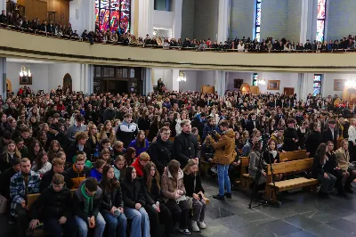 W niedzielę, 26 listopada 2023 r., w uroczystość Jezusa Chrystusa Króla Wszechświata obchodzony jest Światowy Dzień Młodzieży, a także jest to święto patronalne Akcji Katolickiej i Katolickiego Stowarzyszenia Młodzieży. Świętowanie przebiegało pod hasłem „Królewska Uczta”.

Celebrację uroczystości Jezusa Chrystusa Króla Wszechświata i 38. Światowego Dnia Młodzieży w diecezji rozpoczęła Msza Święta w naszej Katedrze, której przewodniczył bp Jan Wątroba. Eucharystię koncelebrowało kilkudziesięciu księży, głównie asystentów oddziałów Akcji Katolickiej, Katolickiego Stowarzyszenia Młodzieży i duszpasterzy młodzieży.

Po homilii 40 młodych z różnych parafii złożyło przyrzeczenie, poprzez które zostali włączeni w szeregi Katolickiego Stowarzyszenia Młodzieży. Kandydaci przed sztandarem KSM, wobec bp. Wątroby, wypowiedzieli rotę przysięgi: Uroczyście przyrzekam pracować nad sobą, aby móc całym życiem wiernie służyć Bogu, Kościołowi i Ojczyźnie, czynić dobro ludziom, być dobrym członkiem Katolickiego Stowarzyszenia Młodzieży.

Po Komunii Świętej bp Wątroba wręczył nominacje 15 nowym prezesom parafialnych oddziałów Akcji Katolickiej. Na czteroletnią kadencję zostali powołani: Zofia Marszałek – Będziemyśl, Maria Cieśla – Brzeziny, Augustyn Rębisz – Górno, Stanisława Głowaty – Jasło, Jerzy Nowak – Jasło, Teresa Tokarz – Lipinki, Mariusz Żarów – Lutoryż, Zofia Skóra – Niedźwiada, Renata Maternia – Rzeszów, Beata Korczyńska – Rzeszów, Alina Dyrak – Rzeszów, Danuta Tłuczek – Siedliska, Janusz Kochański – Terliczka, Maria Szybkowska – Tyczyn i Jadwiga Nowak – Ustrobna.

Na zakończenie Eucharystii Jeremi Kalkowski, prezes DIAK wraz z przedstawicielami wspólnot podziękowali bp. Wątrobie i kapłanom za towarzyszenie świeckim w duchowym rozwoju.

Za organizację wydarzeń w kościele katedralnym był odpowiedzialny ks. Stanisław Potera, asystent Diecezjalnego Instytutu Akcji Katolickiej oraz ks. Tomasz Ryczek, diecezjalny duszpasterz młodzieży i diecezjalny asystent KSM.

Po Eucharystii młodzież zgromadzona w katedrze w przemarszu ulicami miasta udała się do Uniwersytetu Rzeszowskiego, gdzie odbywa się druga część obchodów 38. Światowego Dnia Młodzieży. 

fot. Piotr Szorc