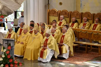 W Wielki Czwartek, 18 kwietnia 2019 r., w rzeszowskiej katedrze odbyła się Msza Krzyżma, w której uczestniczyło 243 kapłanów. Mszy św. przewodniczył bp Jan Wątroba. W koncelebrze uczestniczyli m.in.: bp Kazimierz Górny, bp Edward Białogłowski oraz infułaci: ks. Stanisław Mac i ks. Wiesław Szurek. Podczas Eucharystii bardzo licznie była reprezentowana Liturgiczna Służba Ołtarza: lektorzy, ministranci, dziewczęca służba maryjna i schole.  Po Komunii św. bp Jan Wątroba poświęcił olej krzyżma, który jest używany m.in. podczas udzielania sakramentu chrztu, bierzmowania i święceń kapłańskich. Wcześniej biskup pobłogosławił olej chorych i olej katechumenów.  Przed błogosławieństwem ks. Zbigniew Irzyk, dziekan dekanatu Jasło-Wschód, proboszcz parafii farnej w Jaśle, w imieniu wszystkich kapłanów złożył biskupom świąteczne życzenia. Biskupom złożyli życzenia również przedstawiciele Liturgicznej Służby Ołtarza.  Już po Mszy św. dziekani lub ich przedstawiciele odebrali poświęcone oleje.  fot. ks. Tomasz Nowak 