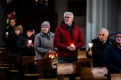 W czwartek (7 grudnia) w wigilię Niepokalanego Poczęcia NMP modliliśmy się śpiewem Akatystu ku czci Bogurodzicy. Śpiew prowadziła Katedralna Schola Liturgiczna pod dyrekcją ks. Juliana Wybrańca. Nabożeństwu przewodniczył ks. Jakub Oczkowicz.
fot. Tomasz Chrobak