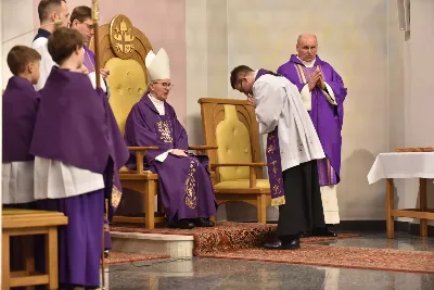 Mszy św. w Środę Popielcową na rozpoczęcie Wielkiego Postu w katedrze rzeszowskiej przewodniczył bp Jan Wątroba. Eucharystię koncelebrowali: ks. Łukasz Cyrnek, ks. Krzysztof Golas, ks. Krzysztof Gołąbek, ks. Sławomir Jeziorski, ks. Dominik Kiełb, ks. Jakub Nagi i ks. Nikodem Rybczyk.
Homilię wygłosił ks. Julian Wybraniec, wikariusz parafii katedralnej. Kaznodzieja w rozważaniu mówił o symbolice popiołu, którym w Środę Popielcową posypuje się głowy uczestników liturgii.
Po homilii odbył się obrzęd wybrania i wpisania imion do księgi katechumenów dwóch kobiet, które, jako dorosłe, przygotowują się do przyjęcia sakramentów inicjacji chrześcijańskiej.
Następnie odbył się obrzęd posypania popiołem.
Podczas Mszy św. posługę muzyczną pełniła Katedralna Schola Liturgiczna. Eucharystia była transmitowana przez Katolickie Radio VIA.
fot. ks. Jakub Oczkowicz