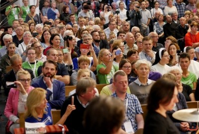 Blisko 1200 chórzystów i orkiestra symfoniczna Filharmonii Podkarpackiej to koncert galowy 9. Krajowego Kongresu Polskiej Federacji Pueri Cantores. 9 września o godz. 19.30 w Katedrze Rzeszowskiej podczas dwugodzinnego koncertu wystąpiły 33 chóry z Polski, Litwy, Łotwy, Ukrainy i Węgier oraz Orkiestra Symfoniczna Filharmonii Podkarpackiej. Muzykami dyrygowali: Wiesław Delimat i Marcin Florczak. Podczas koncertu uczestnicy wysłuchali utworów m.in. Haendla, Haydna oraz hymny kongresów Polskiej Federacji Pueri Cantores. Szczególnie oklaskiwane było premierowe wykonanie hymnu kongresu w Rzeszowie – utwór pt. „Da pacem, Domine” Dominika Lasoty – kompozytora z Rzeszowa. W koncercie uczestniczyli m.in.: bp Jan Wątroba, bp Kazimierz Górny i bp Edward Białogłowski. fot. ks. Tomasz Nowak